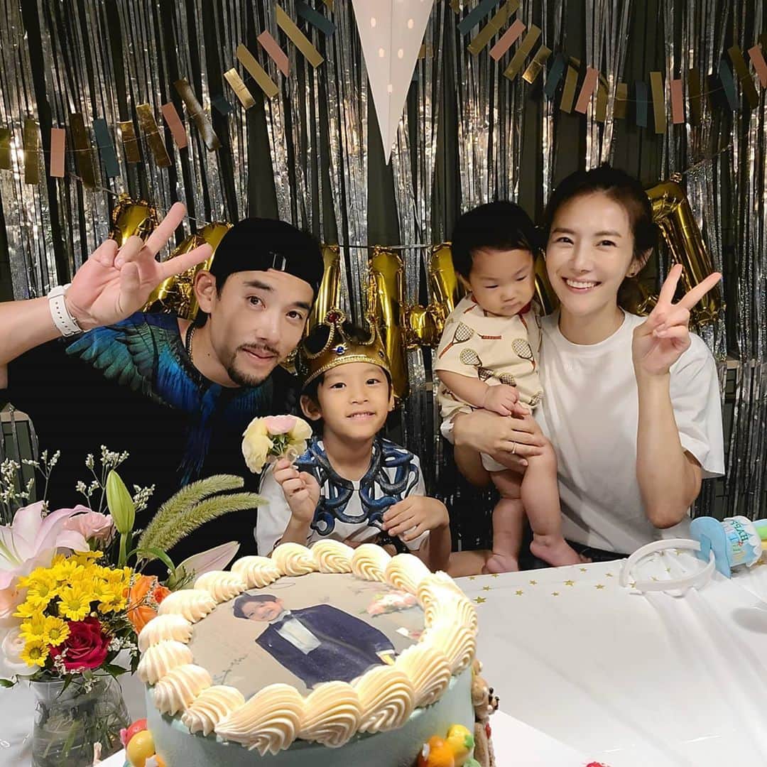 ユ・ハナさんのインスタグラム写真 - (ユ・ハナInstagram)「이렇게 지나간 너의 8살생일🎂 너는 어떤 소원을 빌었을까 그 소원이 이루어지는 날들이길🙏 올해 우리집행사는 이걸로 끝😝 . 8살되고 가끔 얘가미쳤나 싶을정도로 말을 안들을 때도 있지만  지금처럼만 착하고 사랑많고 따뜻하고 밝게 자라주길. 가끔 다른 애들이랑 비교가 될때 2013년 9월 6일 청담 마리 산부인과 분만실에서 오직 건강하게만 태어나길 다른거 다 안바라고 건강하고 무사히 세상에 나오기만을 바랬던 그 때를 기억할께. 발가락 10개 손가락 10개 다 있단 얘기에 안도했던 초음파 보던 순간도 기억할께.  아니 처음 테스트기 두줄인 거 확인하고 병원가서 들었던 엄청 쿵쿵뛰던 니 심장소리 기억할께. 내 뱃 속에서 살았던 생명. 처음 눈을 마주치던 경이롭던 순간도,  얼굴빨개지며 온 힘을 다해 뒤집기를 하던 때도, 엄마 라고 날 불러주었을 때도,  힘겹게 두발로 한걸음씩 걸음을 떼던때도  모든 것이 당연하지않았던 것처럼 지금 자고있는 커다란 8살의 너도 당연하다 느끼지않을께. 내일도 오늘처럼 생일같이 널 대할께  엄마가 동글이보느라 많은 걸 놓쳐버린것같아서. 니가 크는 모습도 놓치지않고 잘 볼께.   사랑해 많이😉」9月7日 0時19分 - hahana111