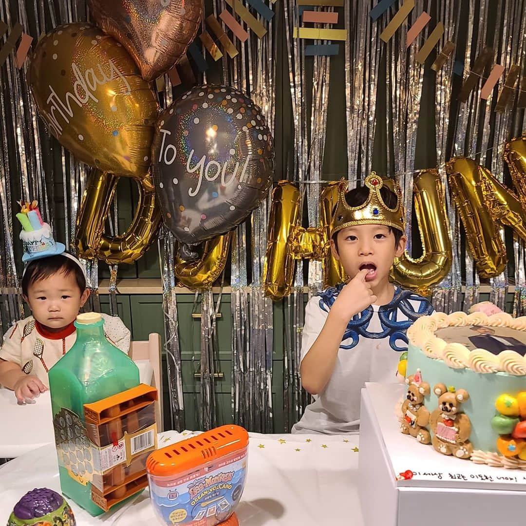 ユ・ハナさんのインスタグラム写真 - (ユ・ハナInstagram)「이렇게 지나간 너의 8살생일🎂 너는 어떤 소원을 빌었을까 그 소원이 이루어지는 날들이길🙏 올해 우리집행사는 이걸로 끝😝 . 8살되고 가끔 얘가미쳤나 싶을정도로 말을 안들을 때도 있지만  지금처럼만 착하고 사랑많고 따뜻하고 밝게 자라주길. 가끔 다른 애들이랑 비교가 될때 2013년 9월 6일 청담 마리 산부인과 분만실에서 오직 건강하게만 태어나길 다른거 다 안바라고 건강하고 무사히 세상에 나오기만을 바랬던 그 때를 기억할께. 발가락 10개 손가락 10개 다 있단 얘기에 안도했던 초음파 보던 순간도 기억할께.  아니 처음 테스트기 두줄인 거 확인하고 병원가서 들었던 엄청 쿵쿵뛰던 니 심장소리 기억할께. 내 뱃 속에서 살았던 생명. 처음 눈을 마주치던 경이롭던 순간도,  얼굴빨개지며 온 힘을 다해 뒤집기를 하던 때도, 엄마 라고 날 불러주었을 때도,  힘겹게 두발로 한걸음씩 걸음을 떼던때도  모든 것이 당연하지않았던 것처럼 지금 자고있는 커다란 8살의 너도 당연하다 느끼지않을께. 내일도 오늘처럼 생일같이 널 대할께  엄마가 동글이보느라 많은 걸 놓쳐버린것같아서. 니가 크는 모습도 놓치지않고 잘 볼께.   사랑해 많이😉」9月7日 0時19分 - hahana111