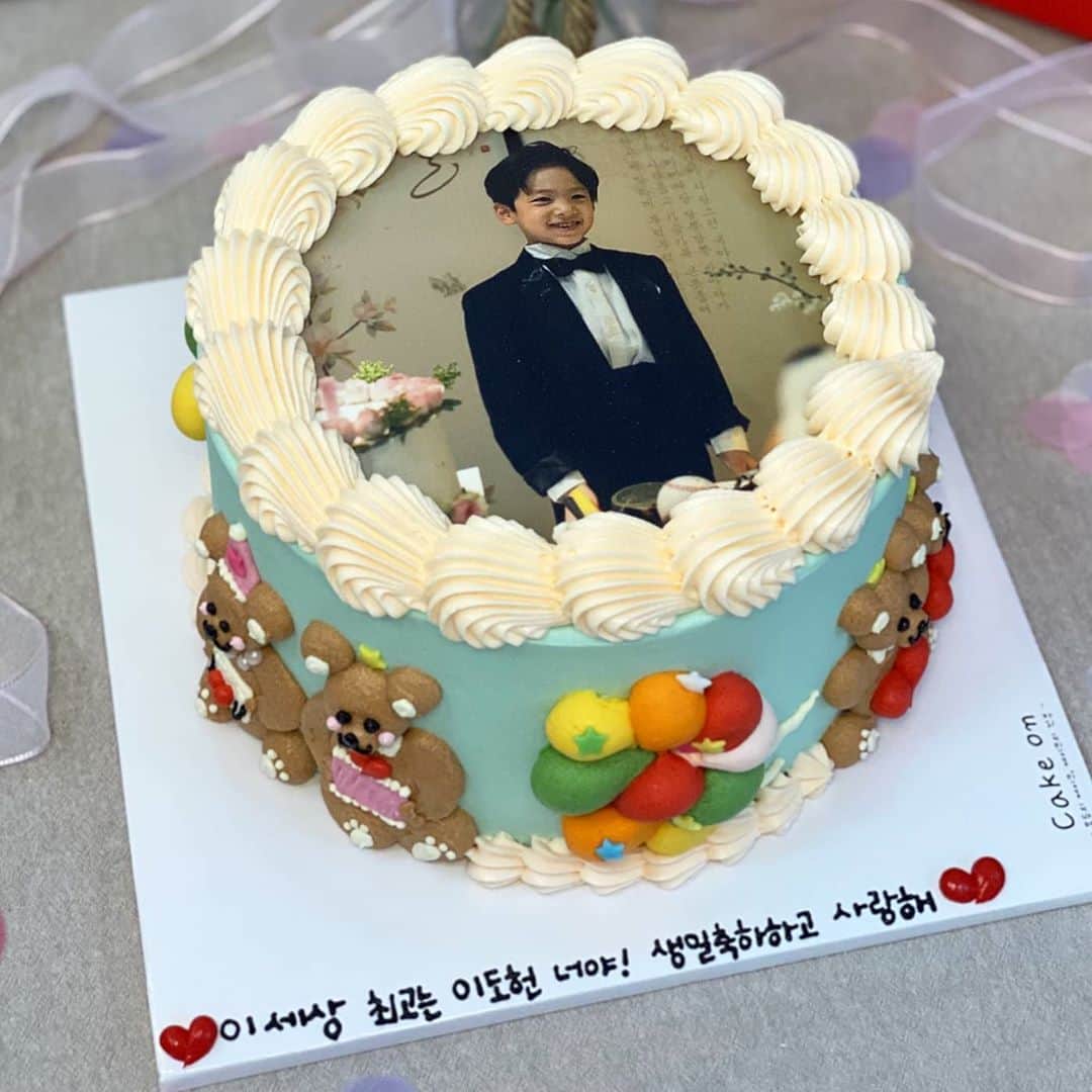 ユ・ハナさんのインスタグラム写真 - (ユ・ハナInstagram)「이렇게 지나간 너의 8살생일🎂 너는 어떤 소원을 빌었을까 그 소원이 이루어지는 날들이길🙏 올해 우리집행사는 이걸로 끝😝 . 8살되고 가끔 얘가미쳤나 싶을정도로 말을 안들을 때도 있지만  지금처럼만 착하고 사랑많고 따뜻하고 밝게 자라주길. 가끔 다른 애들이랑 비교가 될때 2013년 9월 6일 청담 마리 산부인과 분만실에서 오직 건강하게만 태어나길 다른거 다 안바라고 건강하고 무사히 세상에 나오기만을 바랬던 그 때를 기억할께. 발가락 10개 손가락 10개 다 있단 얘기에 안도했던 초음파 보던 순간도 기억할께.  아니 처음 테스트기 두줄인 거 확인하고 병원가서 들었던 엄청 쿵쿵뛰던 니 심장소리 기억할께. 내 뱃 속에서 살았던 생명. 처음 눈을 마주치던 경이롭던 순간도,  얼굴빨개지며 온 힘을 다해 뒤집기를 하던 때도, 엄마 라고 날 불러주었을 때도,  힘겹게 두발로 한걸음씩 걸음을 떼던때도  모든 것이 당연하지않았던 것처럼 지금 자고있는 커다란 8살의 너도 당연하다 느끼지않을께. 내일도 오늘처럼 생일같이 널 대할께  엄마가 동글이보느라 많은 걸 놓쳐버린것같아서. 니가 크는 모습도 놓치지않고 잘 볼께.   사랑해 많이😉」9月7日 0時19分 - hahana111
