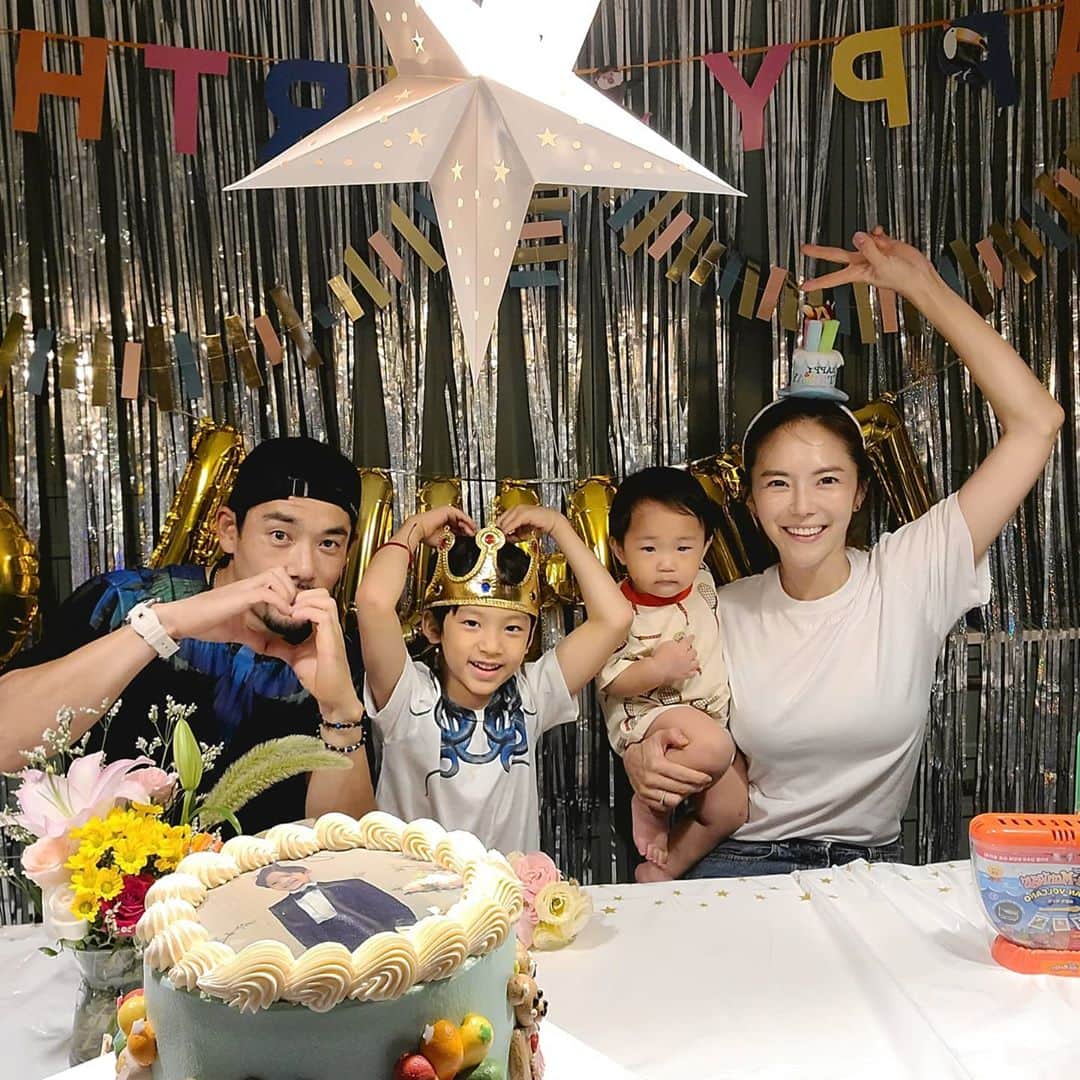 ユ・ハナさんのインスタグラム写真 - (ユ・ハナInstagram)「이렇게 지나간 너의 8살생일🎂 너는 어떤 소원을 빌었을까 그 소원이 이루어지는 날들이길🙏 올해 우리집행사는 이걸로 끝😝 . 8살되고 가끔 얘가미쳤나 싶을정도로 말을 안들을 때도 있지만  지금처럼만 착하고 사랑많고 따뜻하고 밝게 자라주길. 가끔 다른 애들이랑 비교가 될때 2013년 9월 6일 청담 마리 산부인과 분만실에서 오직 건강하게만 태어나길 다른거 다 안바라고 건강하고 무사히 세상에 나오기만을 바랬던 그 때를 기억할께. 발가락 10개 손가락 10개 다 있단 얘기에 안도했던 초음파 보던 순간도 기억할께.  아니 처음 테스트기 두줄인 거 확인하고 병원가서 들었던 엄청 쿵쿵뛰던 니 심장소리 기억할께. 내 뱃 속에서 살았던 생명. 처음 눈을 마주치던 경이롭던 순간도,  얼굴빨개지며 온 힘을 다해 뒤집기를 하던 때도, 엄마 라고 날 불러주었을 때도,  힘겹게 두발로 한걸음씩 걸음을 떼던때도  모든 것이 당연하지않았던 것처럼 지금 자고있는 커다란 8살의 너도 당연하다 느끼지않을께. 내일도 오늘처럼 생일같이 널 대할께  엄마가 동글이보느라 많은 걸 놓쳐버린것같아서. 니가 크는 모습도 놓치지않고 잘 볼께.   사랑해 많이😉」9月7日 0時19分 - hahana111