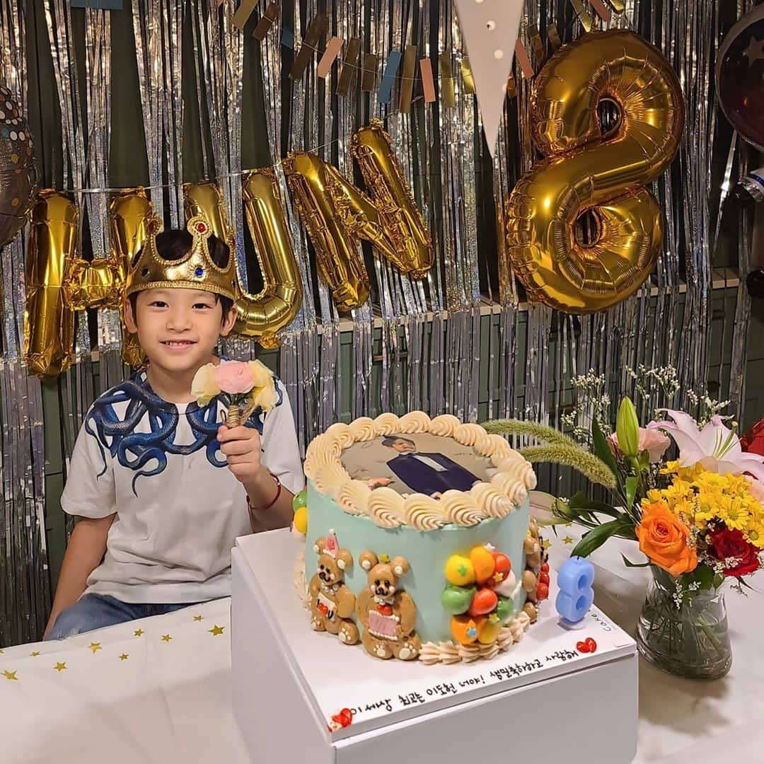 ユ・ハナさんのインスタグラム写真 - (ユ・ハナInstagram)「이렇게 지나간 너의 8살생일🎂 너는 어떤 소원을 빌었을까 그 소원이 이루어지는 날들이길🙏 올해 우리집행사는 이걸로 끝😝 . 8살되고 가끔 얘가미쳤나 싶을정도로 말을 안들을 때도 있지만  지금처럼만 착하고 사랑많고 따뜻하고 밝게 자라주길. 가끔 다른 애들이랑 비교가 될때 2013년 9월 6일 청담 마리 산부인과 분만실에서 오직 건강하게만 태어나길 다른거 다 안바라고 건강하고 무사히 세상에 나오기만을 바랬던 그 때를 기억할께. 발가락 10개 손가락 10개 다 있단 얘기에 안도했던 초음파 보던 순간도 기억할께.  아니 처음 테스트기 두줄인 거 확인하고 병원가서 들었던 엄청 쿵쿵뛰던 니 심장소리 기억할께. 내 뱃 속에서 살았던 생명. 처음 눈을 마주치던 경이롭던 순간도,  얼굴빨개지며 온 힘을 다해 뒤집기를 하던 때도, 엄마 라고 날 불러주었을 때도,  힘겹게 두발로 한걸음씩 걸음을 떼던때도  모든 것이 당연하지않았던 것처럼 지금 자고있는 커다란 8살의 너도 당연하다 느끼지않을께. 내일도 오늘처럼 생일같이 널 대할께  엄마가 동글이보느라 많은 걸 놓쳐버린것같아서. 니가 크는 모습도 놓치지않고 잘 볼께.   사랑해 많이😉」9月7日 0時19分 - hahana111