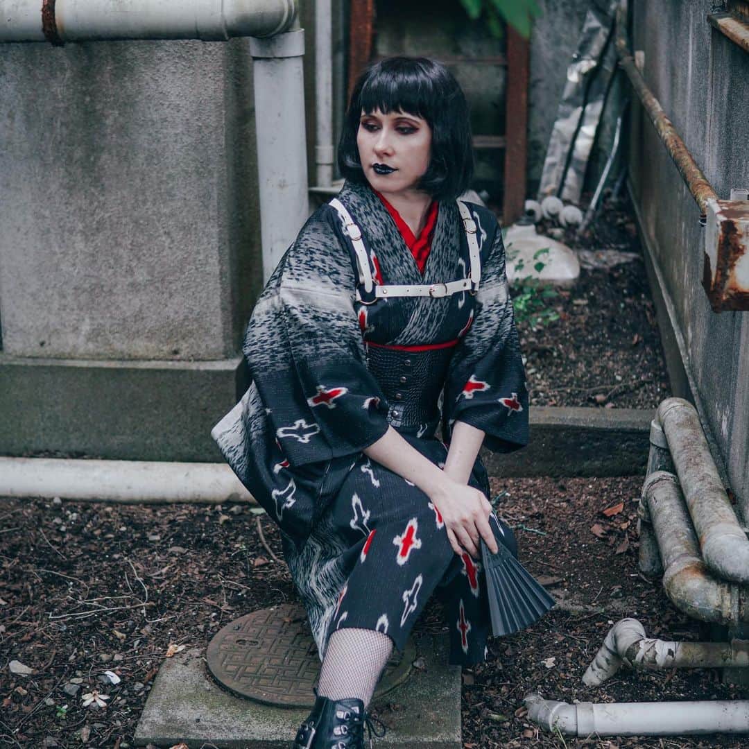 Anji SALZさんのインスタグラム写真 - (Anji SALZInstagram)「90’s kimono goth 💀👘 When @thecomm.online called out for creative shoots on the goth topic I finally had a reason to go all black 🖤  Black vintage awase komon with crosses, faux leather corset belt, white harness & stomper boots make this simple look. Dressed short with mesh tights.  90’sゴス着物コーデ👘💀🖤 @thecomm.online のために撮影してみた。 クロス柄のヴィンテージ着物に合皮コルセットベルトやハーネスとメッシュタイツとブーツ。 楽ちんなので、これで自転車も乗りましたw  #mainichikimono #salztokyo」9月7日 0時28分 - salztokyo
