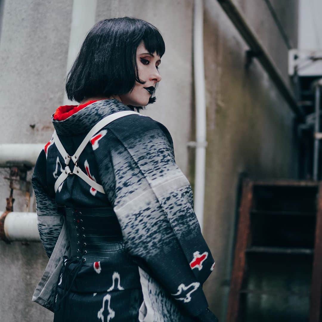 Anji SALZさんのインスタグラム写真 - (Anji SALZInstagram)「90’s kimono goth 💀👘 When @thecomm.online called out for creative shoots on the goth topic I finally had a reason to go all black 🖤  Black vintage awase komon with crosses, faux leather corset belt, white harness & stomper boots make this simple look. Dressed short with mesh tights.  90’sゴス着物コーデ👘💀🖤 @thecomm.online のために撮影してみた。 クロス柄のヴィンテージ着物に合皮コルセットベルトやハーネスとメッシュタイツとブーツ。 楽ちんなので、これで自転車も乗りましたw  #mainichikimono #salztokyo」9月7日 0時28分 - salztokyo