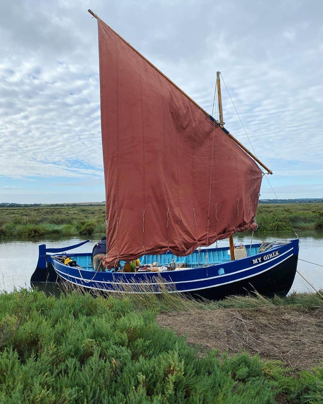 ケリー・ブルックさんのインスタグラム写真 - (ケリー・ブルックInstagram)「What a a beauty 1965 Refurbed Norfolk Crabbing Boat 🦀 @coastalexplorationcompany」9月7日 0時43分 - iamkb