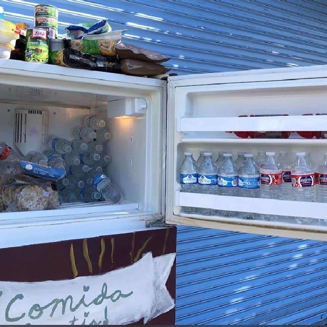 のインスタグラム：「LINK IN BIO where to find active fridges around LA to donate water, ice packs and other hydrating liquids! Be safe and #wearamask   Repost from @lacommunityfridges • ‼️ATTENTION‼️ - another excessive heat wave is coming our way this weekend. Let’s keep our neighbors safe and hydrated. We’re currently looking for donations of bottled water, ice packs and other hydrating liquids. Check out the link in our bio to find a map of active fridges!  ‼️ATENCIÓN‼️- otra ola de calor extrema se acerca este fin de semana. Ayudemos a nuestros vecinos para que se mantengan seguros y hidratados. Estamos buscando donaciones de agua embotellada, compresas frías y otras bebidas hidratantes. Vaya a el link en nuestro perfil para un mapa de refrigeradores activos.」