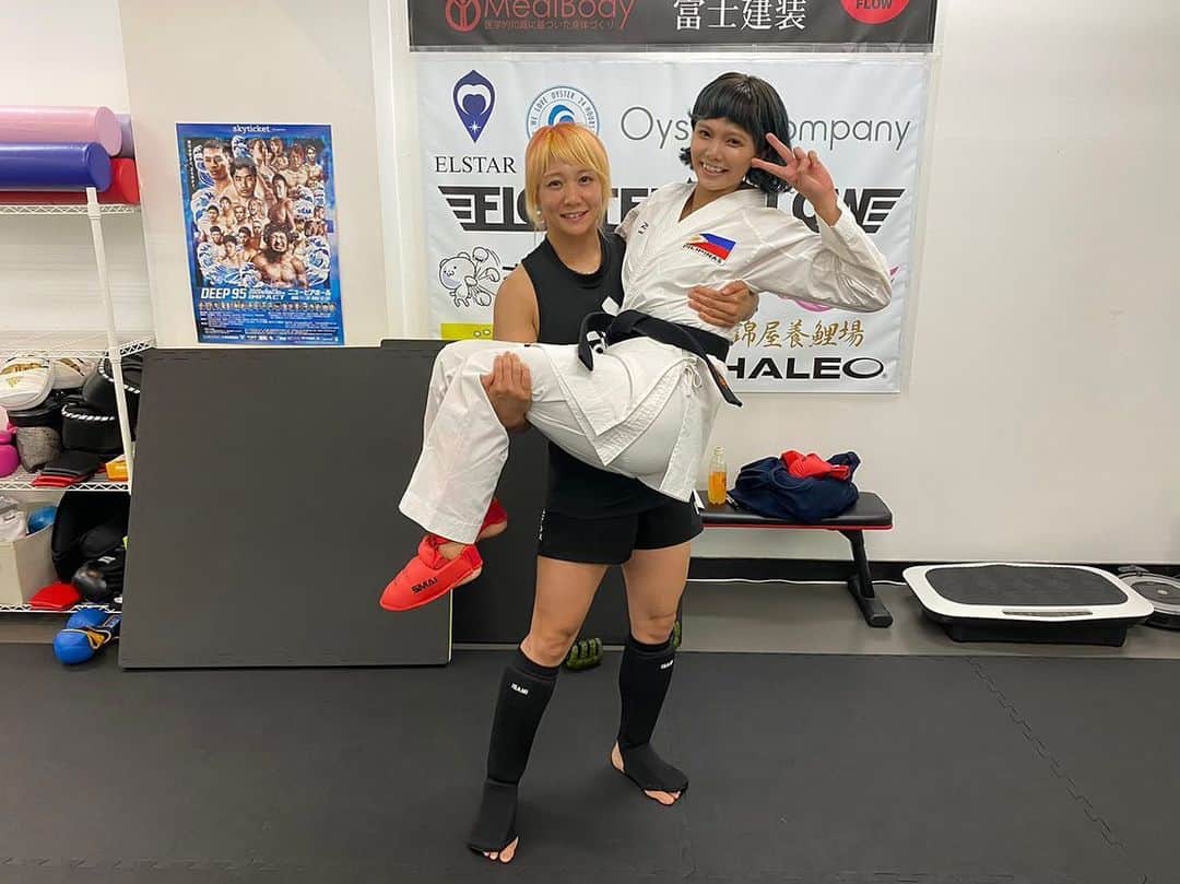 のインスタグラム：「. . 空手元日本代表、現フィリピン代表選手 月井隼南選手（@junnatsukiiv888 ）とYouTubeコラボさせていただきました！ 技術の交換をさせていだだきました。 強くかわいいだけではなく今日の為に色々と考えてくださり凄く優しく丁寧に教えてくれました。 私もそんな選手になりたいです 近日公開です！お楽しみに🙆‍♀️ . . #月井隼南　選手 #空手 #伝統派空手  #オリンピック #日本代表 #フィリピン代表 #ハーフアスリート #mma  #総合格闘技 #女子格闘家 #柔道  #トレーニング  #筋トレ #筋肉女子 #お姫様抱っこ #前十字靭帯再建手術仲間」