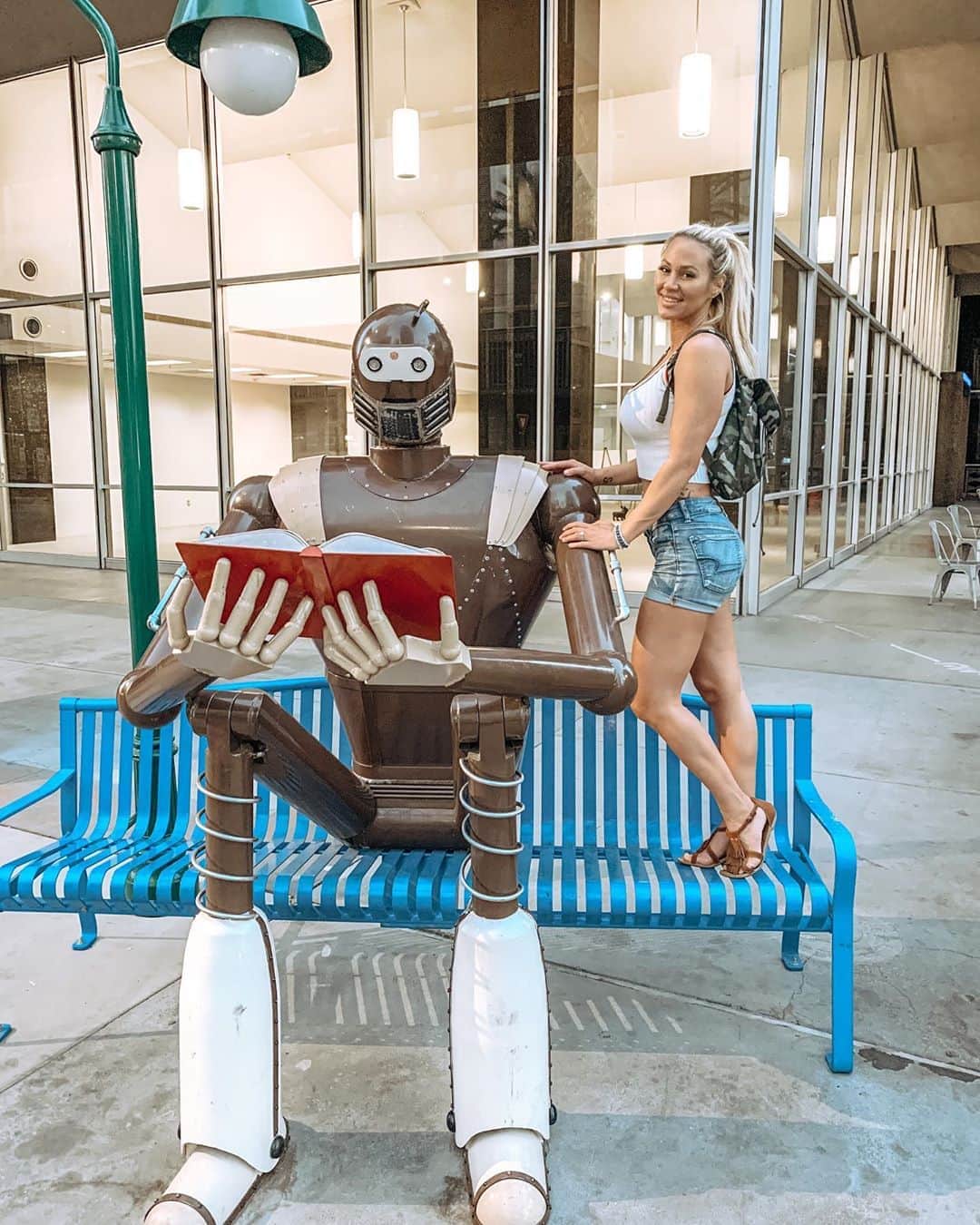Kindly Myersのインスタグラム：「Some light reading with my robot friend.」