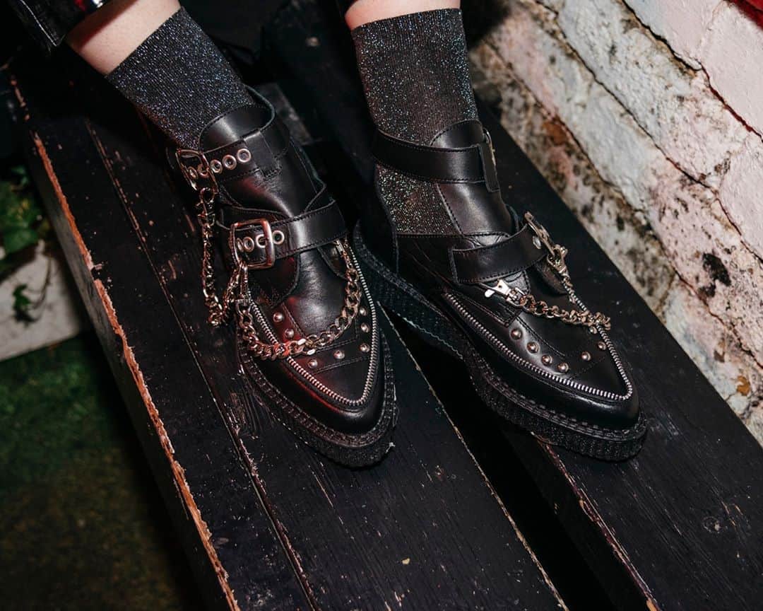 アンダーグラウンドのインスタグラム：「From our custom made collection, this version of the Bowie Boot with chain details.⁠ ⁠ ⁠ **Step by step we work to improve our environmental footprint. As an independent company, we can use our freedom to select products from ethical and local suppliers and we are able to commit to small batch production. Our custom made option is directly supporting sensible and sustainable manufacturing **⁠ ⁠ We have a special offer on custom made orders. Head to the online store for a discount code.」