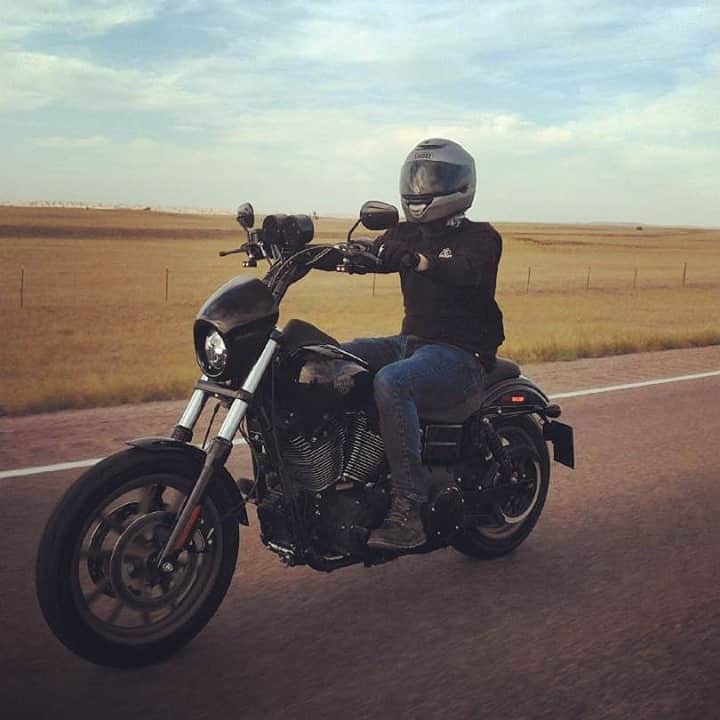 Harley-Davidsonさんのインスタグラム写真 - (Harley-DavidsonInstagram)「Daily commutes are better with a soundtrack.  Drop your favorite commuting songs in the comments ⬇️  Tag: @associateclark」9月7日 1時00分 - harleydavidson