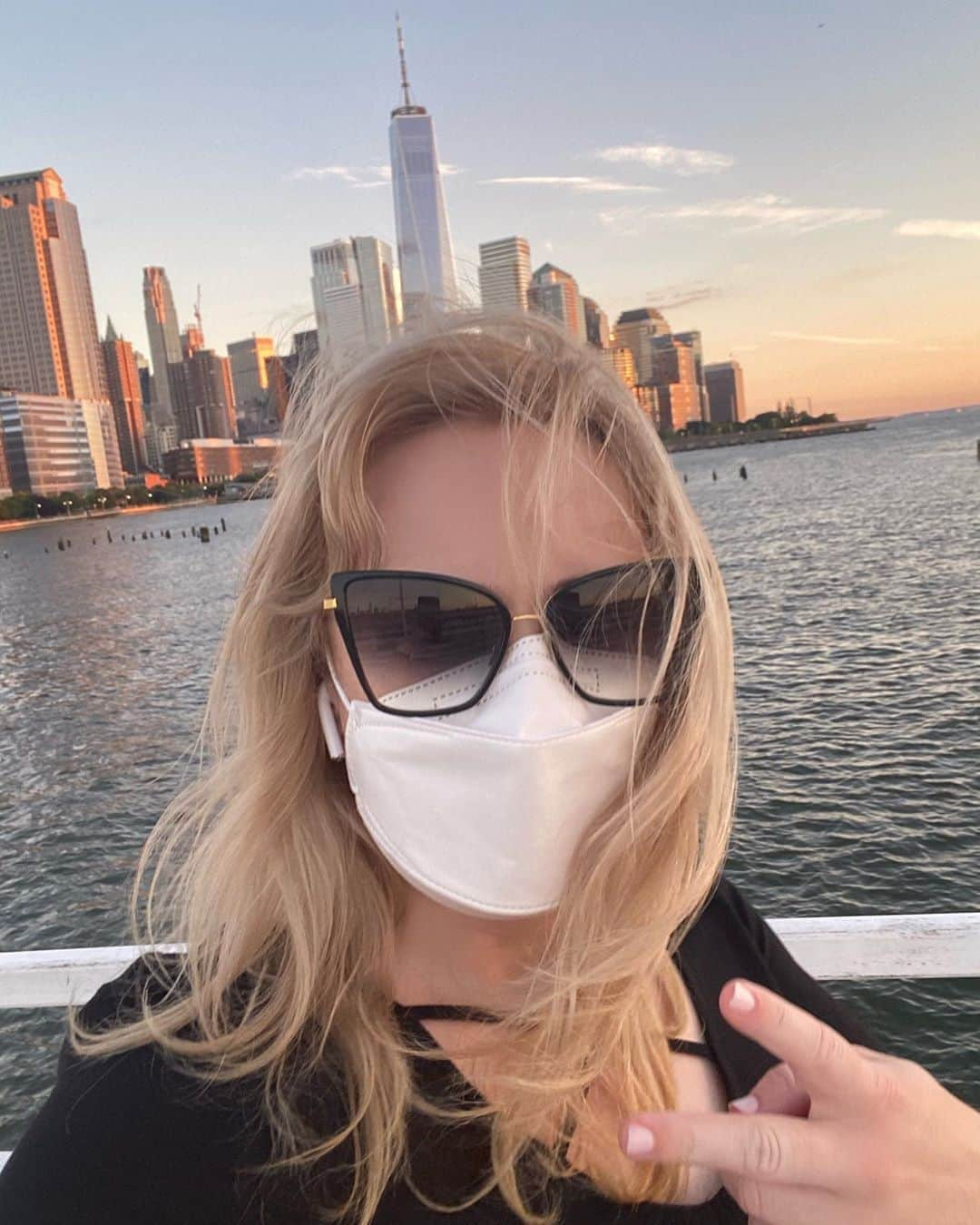 レベル・ウィルソンさんのインスタグラム写真 - (レベル・ウィルソンInstagram)「I love New York so much! 🍎 Going to get some amazing work done here this week x」9月7日 0時52分 - rebelwilson