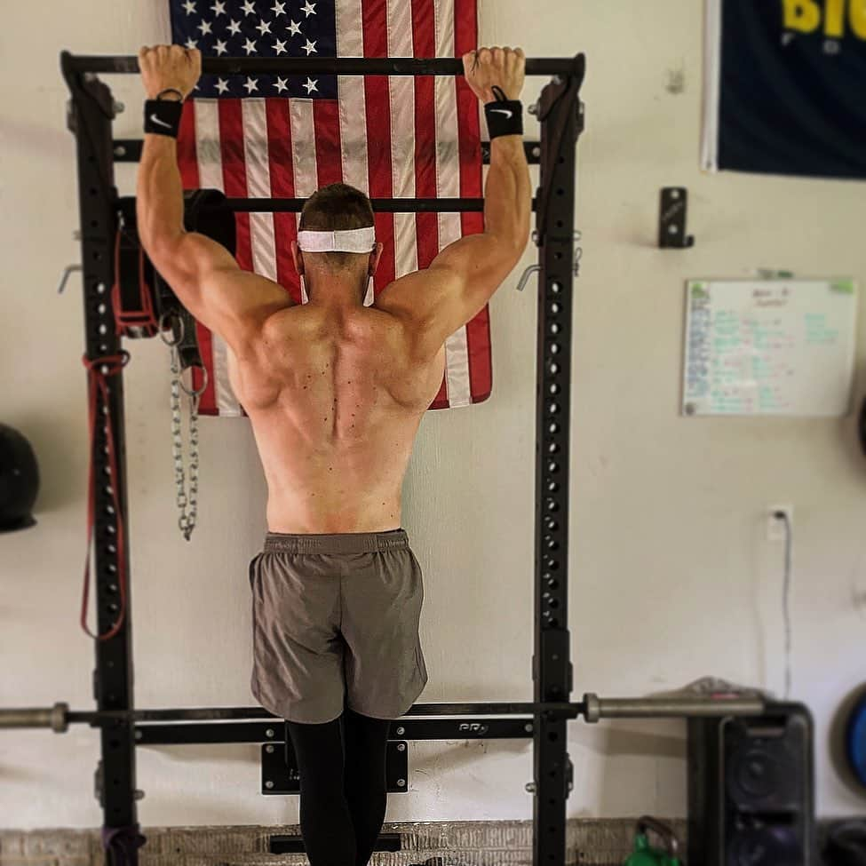 ライアン・ルアのインスタグラム：「Sunday Morning Focus ☀️🔬  😈💪🏻 #hanging #🇺🇸 #wod #backworkout #laborday #justdoit #sundaymornings #pullups」