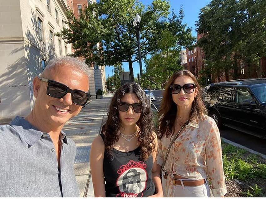 ラリー・ギリアード・Jrさんのインスタグラム写真 - (ラリー・ギリアード・JrInstagram)「Family love! This is one of my favorite families. They are entrepreneurs, world travelers and straight up bad asses! Jadon and I had a great time catching up with you in DC yesterday! I ❤️ you guys! See you in Orlando soon. ❤️ @bradbahmanpour @filizla @jadon_gilliard #familyfriendslove #familyfriendsforever #friendship #washingtondc #2020」9月7日 0時57分 - thereallgjr