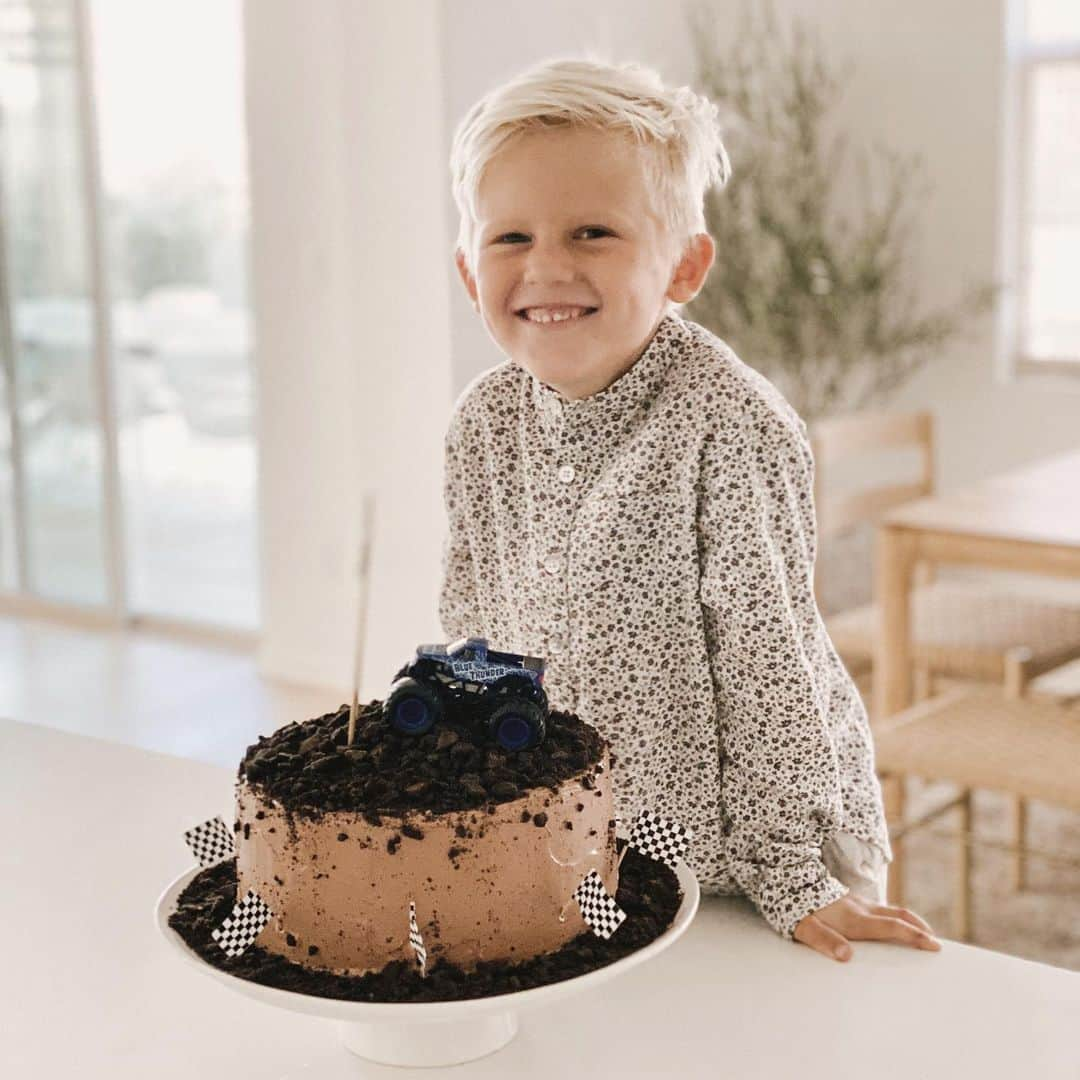 ケリー・マレーさんのインスタグラム写真 - (ケリー・マレーInstagram)「SIX. He’s six! It definitely feels like a milestone birthday to me (it did with Rylee too!). All of a sudden they just seem so grown up! 😭 Cru is my sensitive soul. He feels ALL the feelings and wears his heart on his sleeve. He’s tender and thoughtful and creative, and a perfectionist like his mama ;) WE LOVE YOU CRU!」9月7日 0時58分 - kelli_murray