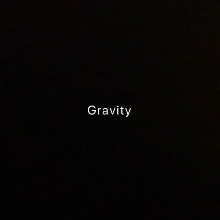 のインスタグラム：「This song is like an old friend of mine:)  #1日1カバー #カバー #ギター #弾き語り#gravity #johnmayer #シンガーソングライター #由薫 #songcover #singing #歌」
