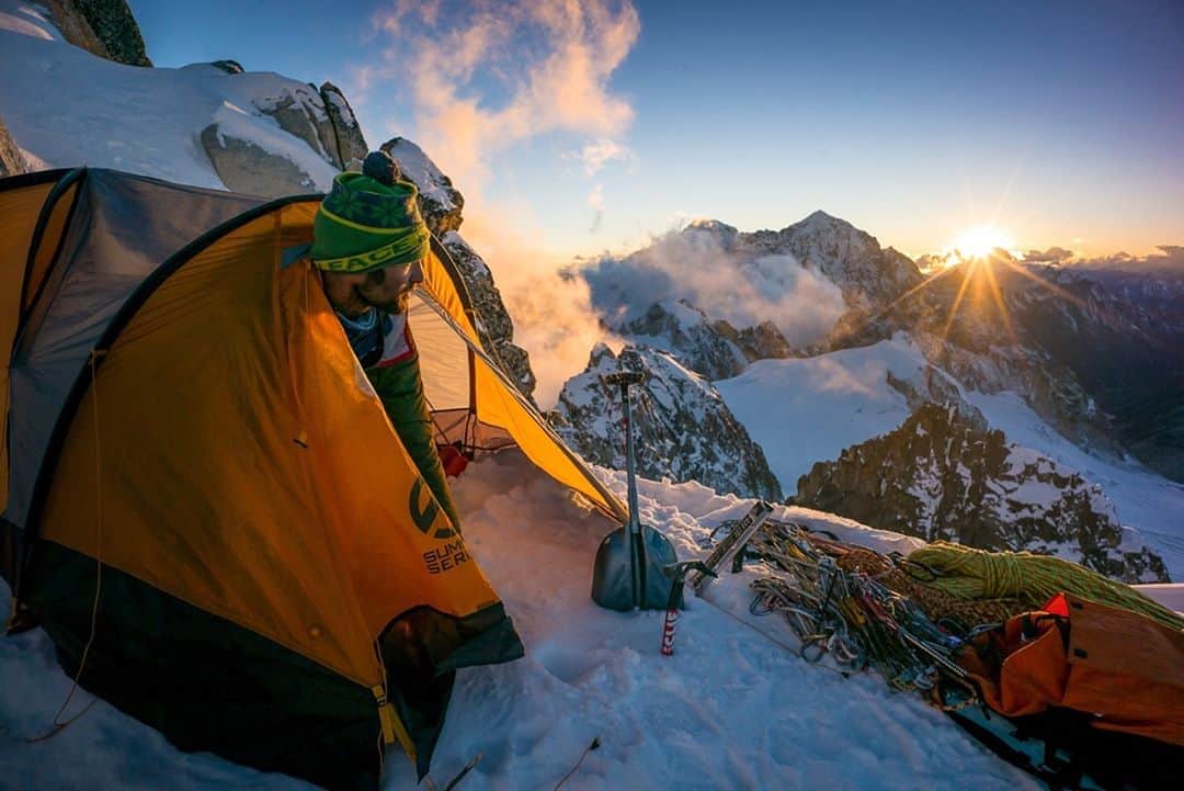 Cory Richardsさんのインスタグラム写真 - (Cory RichardsInstagram)「Craving mornings like this @renan_ozturk. Shot #onassignment for @natgeo covering the sea to summit exploration for South East Asia's highest point.」9月7日 1時05分 - coryrichards
