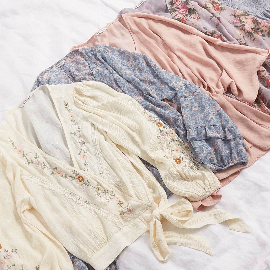 のインスタグラム：「These tops are frilly, floral, and a little bit flirty! Making getting dressed for virtual classes no stress ☺️」