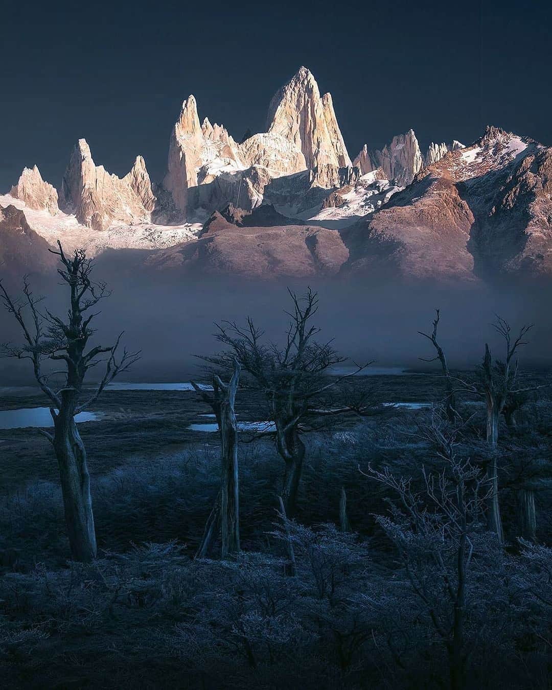 Instagramさんのインスタグラム写真 - (InstagramInstagram)「#HelloFrom Los Glaciares National Park.⁣ ⁣ We’re dreaming of this monochromatic winter landscape in the Argentine part of Patagonia. Here above the frozen forest, Monte Fitz Roy’s jagged peaks catch the sunrise’s first light.⁣ ⁣ Photo by @maxrivephotography」9月7日 1時15分 - instagram