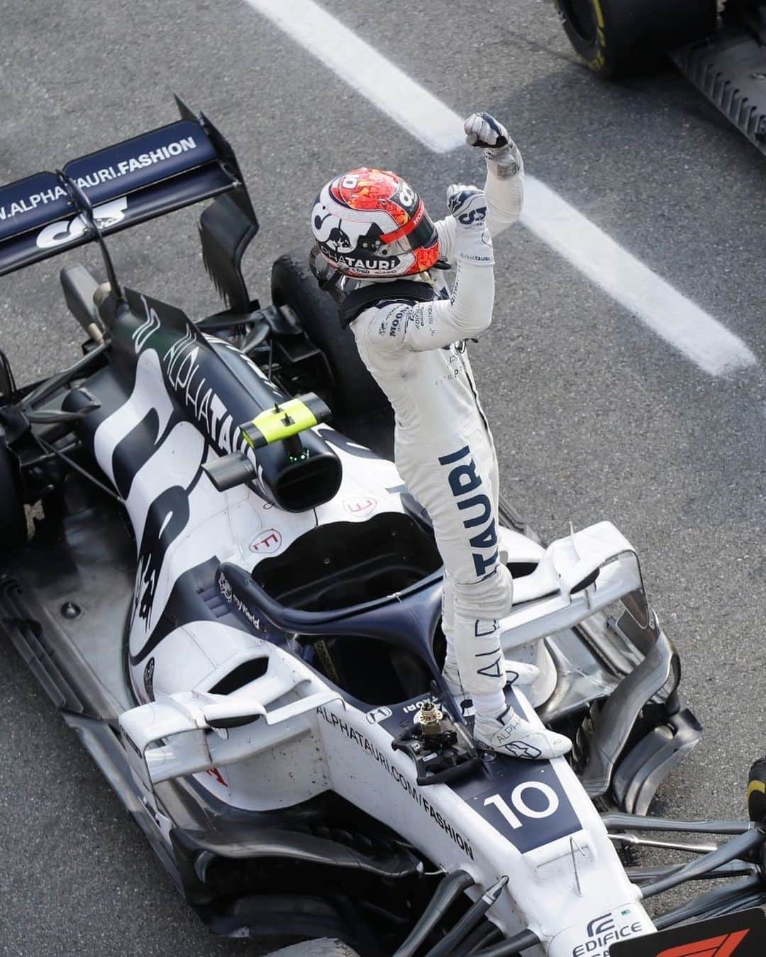 レッドブルさんのインスタグラム写真 - (レッドブルInstagram)「🏆@pierregasly takes his first win at the Italian Grand Prix!🏆  #redbull #givesyouwings #f1 #alphatauri #Formula1」9月7日 1時19分 - redbull