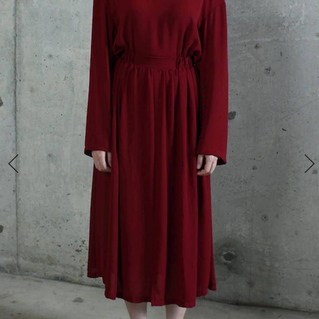 タピエスタイルさんのインスタグラム写真 - (タピエスタイルInstagram)「一見隠れた袖にびっしりと並んだ飾り貝ボタンがある真紅のドレスです。 エレガンスとは さりげなさに潜むもの。 「ohta」の新作。 タピエスタイル京都店 もしくはオンラインショップでお求めいただけます。  red dress  ¥42000 + tax End of 8-9  polyester  100%  for woman W1/W2 身幅 W1=108/W2=112 肩幅 W1=51/W2=52 着丈 W1=115/W2=118 袖丈 W1=49/W2=50 (着用サイズW2／サイズ着用モデル　女性160cm)  凹凸感を出す為の加工を施した落ち感のあるジョーゼット生地　 ゆったりしているけど落ち感があり縦長のシルエット 袖の前側が貝ボタンで大きく開くようになっており、着方の変化が楽しめる スカート部分にのみ裏地  #ohtaのワンピース  #ohtaの洋服  #タピエスタイル京都店」9月7日 1時22分 - tapiestyle