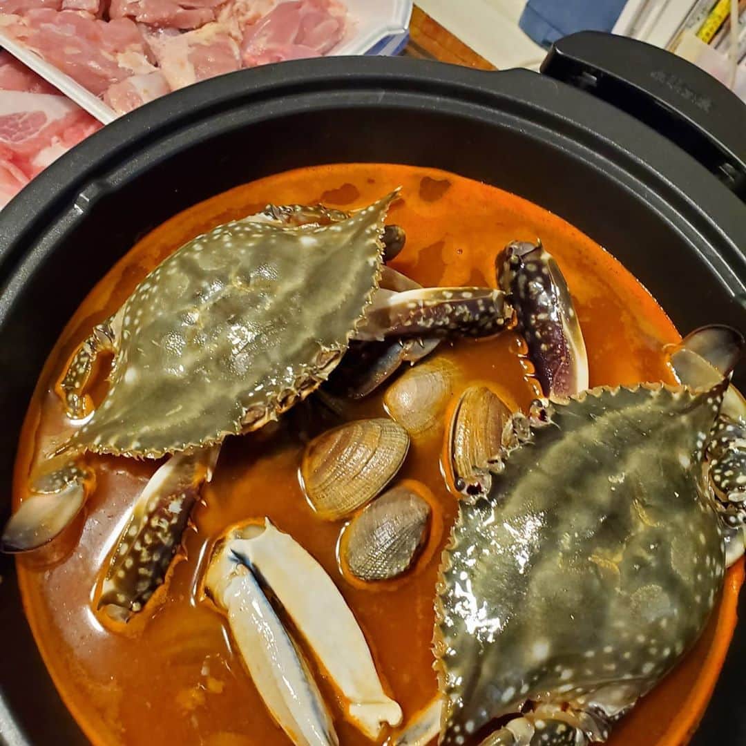 鈴木奈都さんのインスタグラム写真 - (鈴木奈都Instagram)「いい湯だな、あははん♪  #ワタリガニ #渡り蟹 #鮮魚売場」9月7日 1時30分 - suzukinatsu