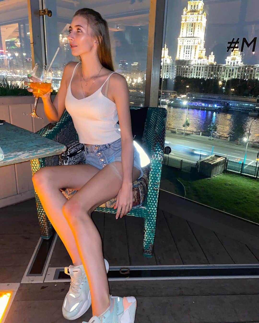Veronika Rudychevaのインスタグラム：「Экономь воду, пей вино 🍷  В моем случае апероль😉 #kazbek」