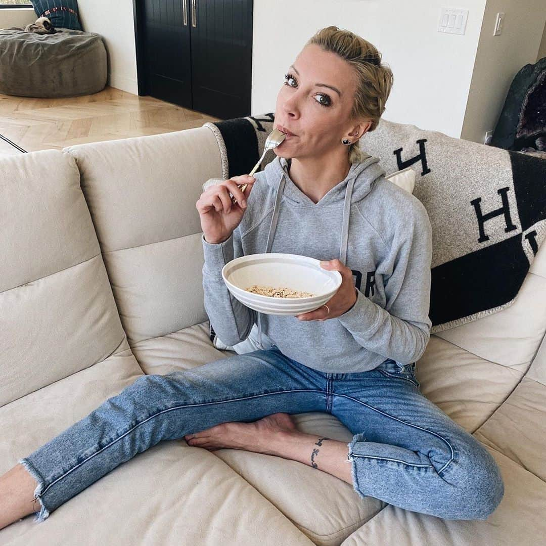 ケイティ・キャシディさんのインスタグラム写真 - (ケイティ・キャシディInstagram)「Oats: an easy breakfast go-to. What’s your quick breaky? 👇🏼」9月7日 1時52分 - katiecassidy