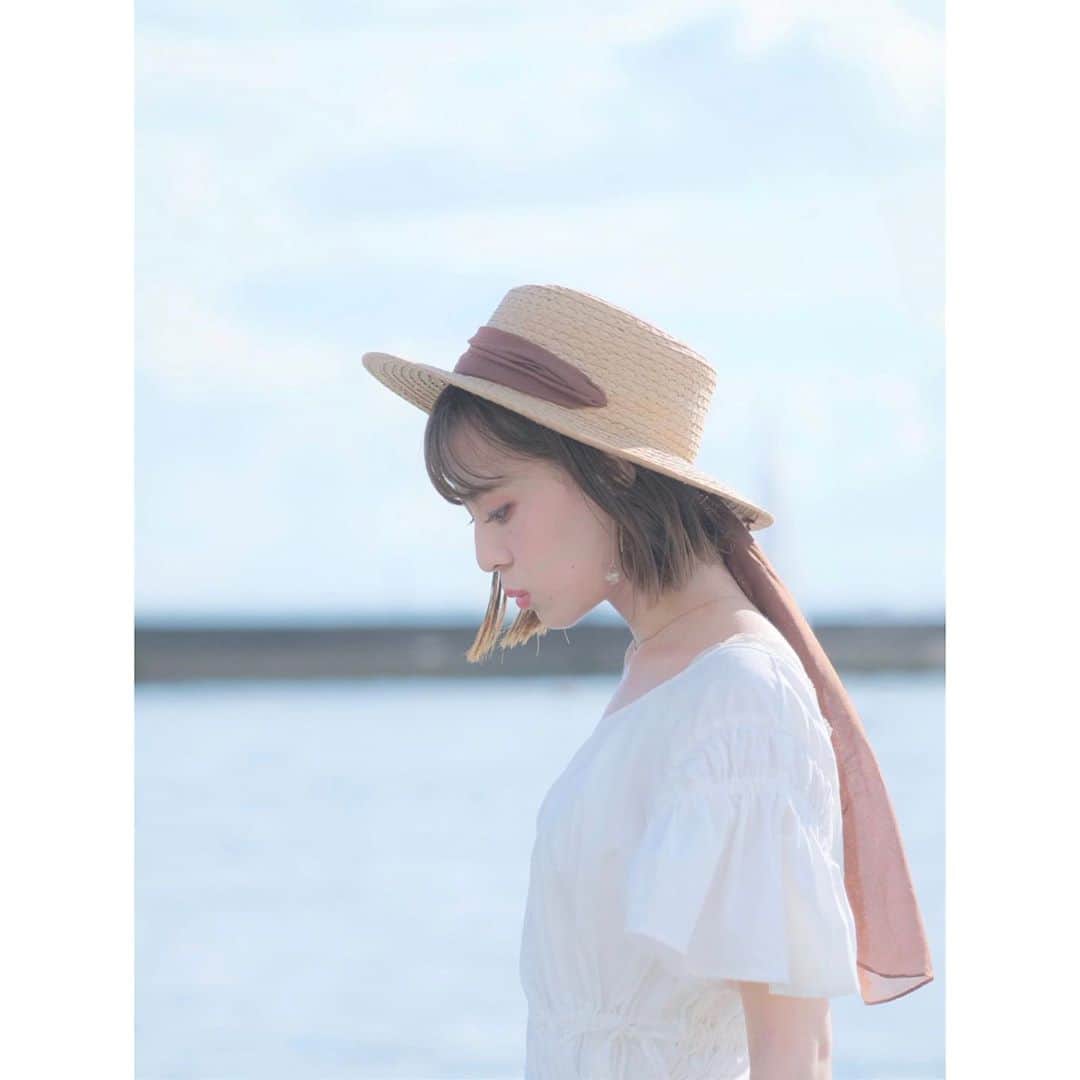 のインスタグラム：「今日暑かったなぁ…天気不安定で湿気もやばかった😂 ･ でもやっぱ海はいいね 今年初の海は撮影でした 恐らく今年最後の海も今日の撮影でしょう ･ ちなみにこの顔はたまに来る激しい波を見て「すごー」って思ってる時の顔 ･ ･ #海 #海撮影 #白ワンピ #麦わら帽子」