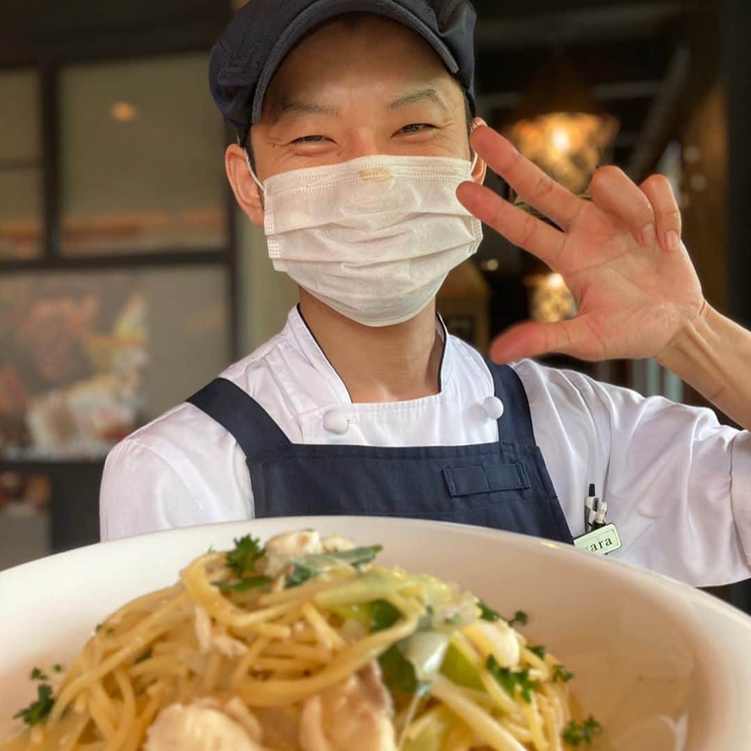 T.G.HEARTH TGハースのインスタグラム：「こんばんはTGハースです！﻿ 今週のランチメニュー紹介しちゃいます💁‍♂️﻿ ﻿ ・つくば鶏と長ネギと"わかめ"で﻿ 　　　　　和風ペペロンティ〜〜ノ。。﻿ ﻿ ・ゴロゴロベーコン🥓とさつま芋・キノコで﻿ 　　　　　ピリ辛アラビアーーーータ！？﻿ ﻿ ・ほぼ牛すじ😳牛すじカレー🍛﻿ ﻿ ・若鶏のチーズ焼き🧀﻿ 　　　　　　くり〜むソース♪♪♪﻿ ﻿ ・ソーセージとフレッシュトマト🍅の﻿ 　　　　　　　ガレットジェノベーゼソース🌱﻿ ﻿ もちろんロティサリーチキンと唐揚げもあるお‼️﻿ 月曜日・火曜日はデザートの日🍮﻿ 今週からガレットちゃんも仲間入り💕﻿ ﻿ ﻿ テイクアウト限定チキンのご案内↓↓↓﻿ 当店名物ロティサリーチキン1羽まるごと¥1980🐓﻿ すぐ電話↓↓↓期間限定なのでお早めに〜💕💕💕﻿ ☎️03-6416-9445←ﾖｳﾁｪｹﾗ🤘﻿ ⭐️旨辛フェアも絶賛開催中なのでテイクアウトチキンの味変更やハーフ&ハーフも対応してます🤓﻿ ﻿ ◆予約受付﻿ 気になった方はこちら💁‍♂️ ﻿ https://tghearth-ebisu.com/course/﻿ ﻿ ◆ガレット（YouTubeで動画も見れるよ‼️）﻿ https://www.instagram.com/galette.galette/﻿ ﻿ https://m.youtube.com/channel/UC4nVtquelZgXuDnXWpCQ9sg﻿ ﻿ ◆モバイルオーダーも出来るようになりました✨﻿ プロフィールからHPをアクセスしてください♪﻿ モバイルオーダー﻿ https://tgh.for.dinii.jp/﻿ ﻿ ◆Uber eats・menu・出前館によるデリバリー﻿ 11:30〜21:00﻿ ﻿ ◆LINE@登録お願いします♪﻿ https://lin.ee/g0H4jc6﻿ ﻿ ﻿ 皆さまの笑顔に会えますように！💕💕💕﻿ ﻿ #TGハース#代官山ディナー#代官山ランチ#恵比寿グルメ#恵比寿ビストロ#恵比寿ディナー#代官山グルメ #ハース #代官山テイクアウト#恵比寿ランチ#ラクレット#チーズ#ロティサリーチキン#恵比寿ご飯#menu#恵比寿ワイン#テイクアウト#渋谷ディナー#恵比寿チーズ#tghearth#渋谷グルメ#渋谷ランチ#恵比寿チーズ#恵比寿カフェ#チーズケーキ#渋谷テイクアウト#恵比寿新聞#恵比寿ビール#チーズフォンデュ#恵比寿テイクアウト」