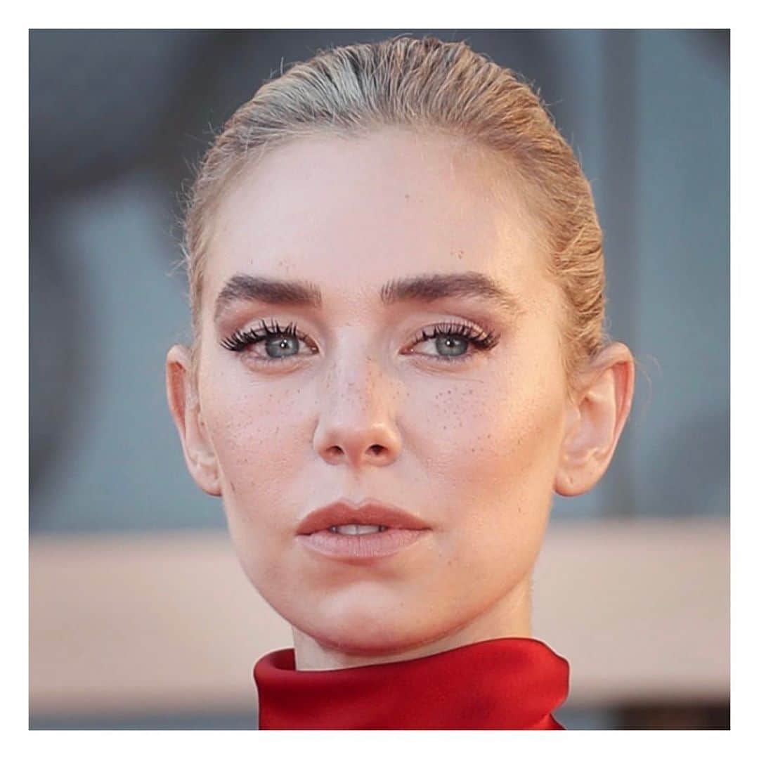 JO BAKERのインスタグラム：「V A N E S S A • K I R B Y 🇬🇧 Freckle fresh.... on #VanessaKirby saying goodbye to summer 2020.... #sunkissed, light airy  #radiant #makeup on #vanessakirby for the premiere of her incredible new movie #piecesofawoman (cried my eyes out watching this epic story)  Style @maisonvalentino  Hair @Halleybrisker  #makeup by me #jobakermakeupartist 💋」