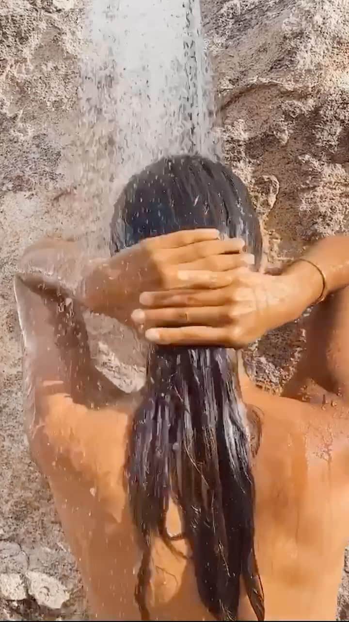 ジュリー・サリニャーナのインスタグラム：「self-care in the desert. 🌵💦」