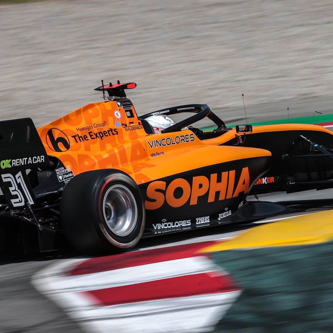 のインスタグラム：「What a weekend it’s been here in Italy 🇮🇹 Frustrating Qualifying with having to abort 4 laps on my second set cause of traffic... race1 wasn’t great but well at least we finished P12 in the second race today 💨 Best season finish in @fiaf3 so far so hopefully it can just get better now for next week 🇮🇹 Final round in Mugello in three days 🏁 Heads down 🏁 And by the way WHAT A RACE in @f1 today. Amazing job by @pierregasly and @alphataurif1 for that win! So deserved! #sophia #sophia99 #changeagent #racegirl #racing #motorsport #f3 #monza #f1 #mugello」