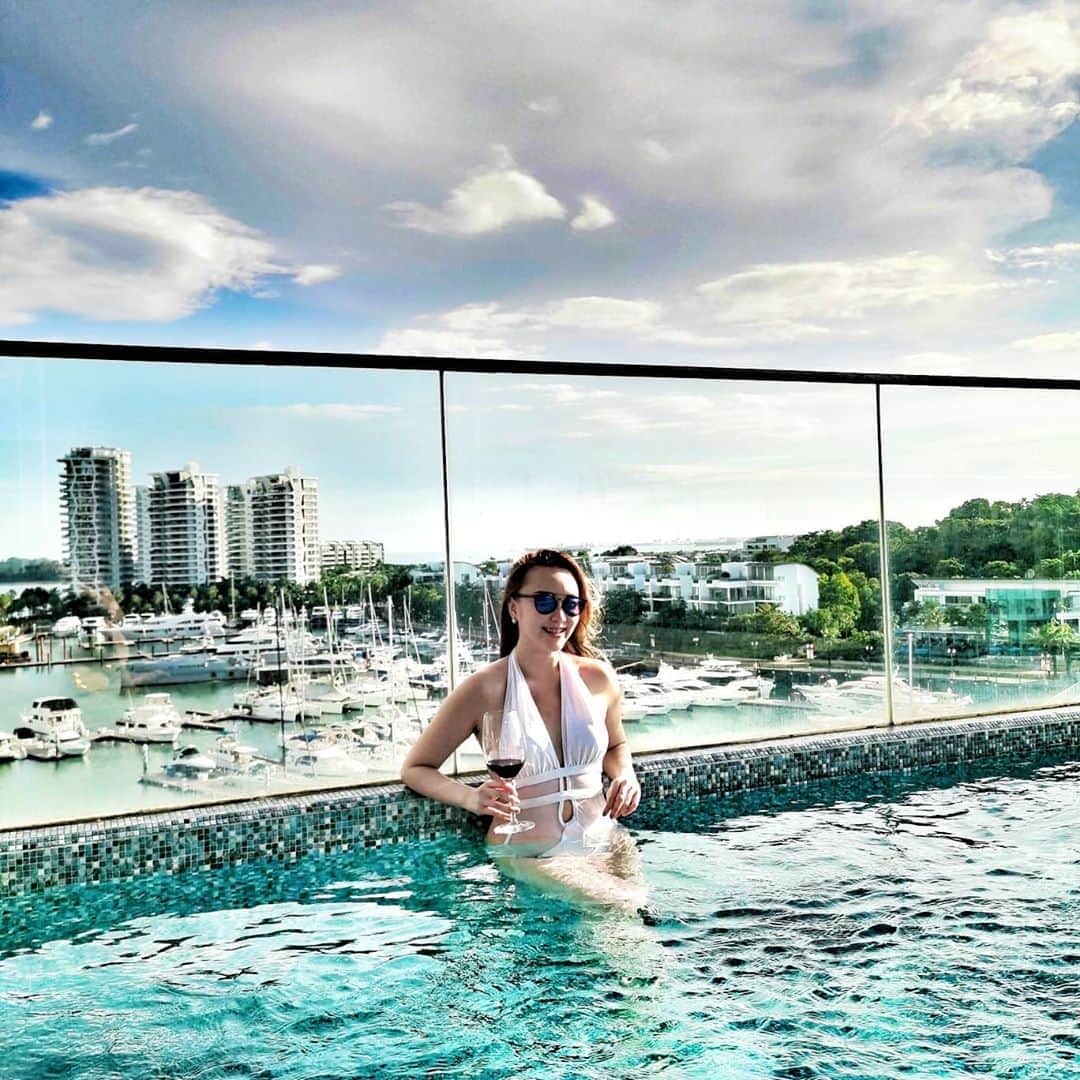 Nicole Chenさんのインスタグラム写真 - (Nicole ChenInstagram)「Will you sip some wine with me to enjoy this holiday in my own country? Which picture do you like the best 1,2 or 3?  #huaweimate30pro Loving the private suite pool hotel  #whotel #whotelsingapore #whotelsentosa #sentosa #sentosaisland #sentosasingapore #lifestylesg #lifestylegoals」9月7日 1時58分 - nicolechen.tv