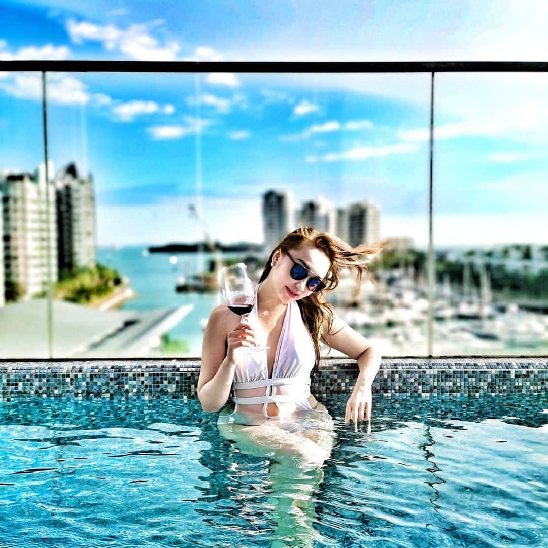 Nicole Chenのインスタグラム：「Will you sip some wine with me to enjoy this holiday in my own country? Which picture do you like the best 1,2 or 3?  #huaweimate30pro Loving the private suite pool hotel  #whotel #whotelsingapore #whotelsentosa #sentosa #sentosaisland #sentosasingapore #lifestylesg #lifestylegoals」