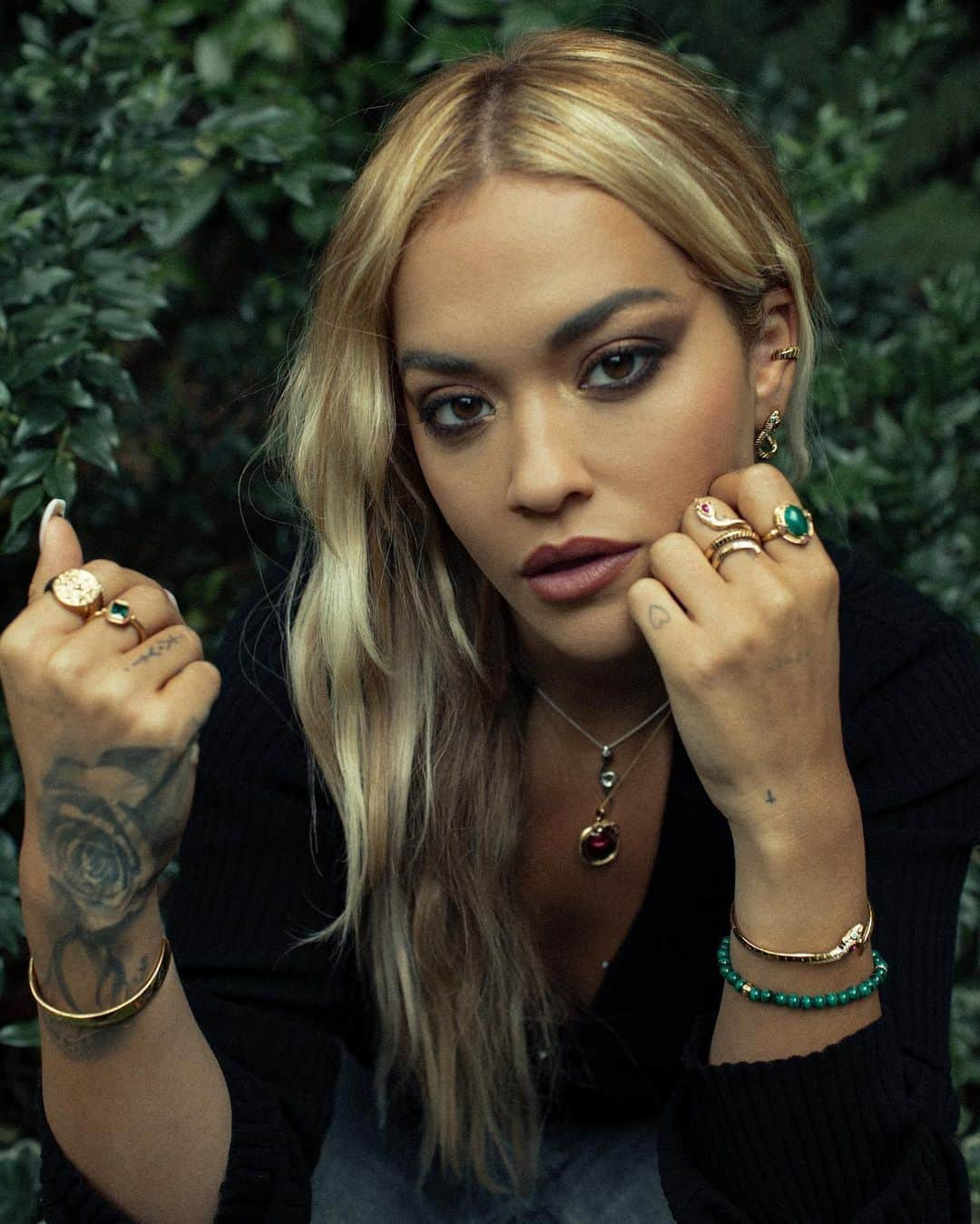 リタ・オラさんのインスタグラム写真 - (リタ・オラInstagram)「Something special 🌿🍃 I looove the new Thomas Sabo Magic Garden Snake Collection 🐍🥰 ✨  @thomassabo #magicbyTS #thomassabo #ad 📸: @ronanpark」9月7日 2時00分 - ritaora