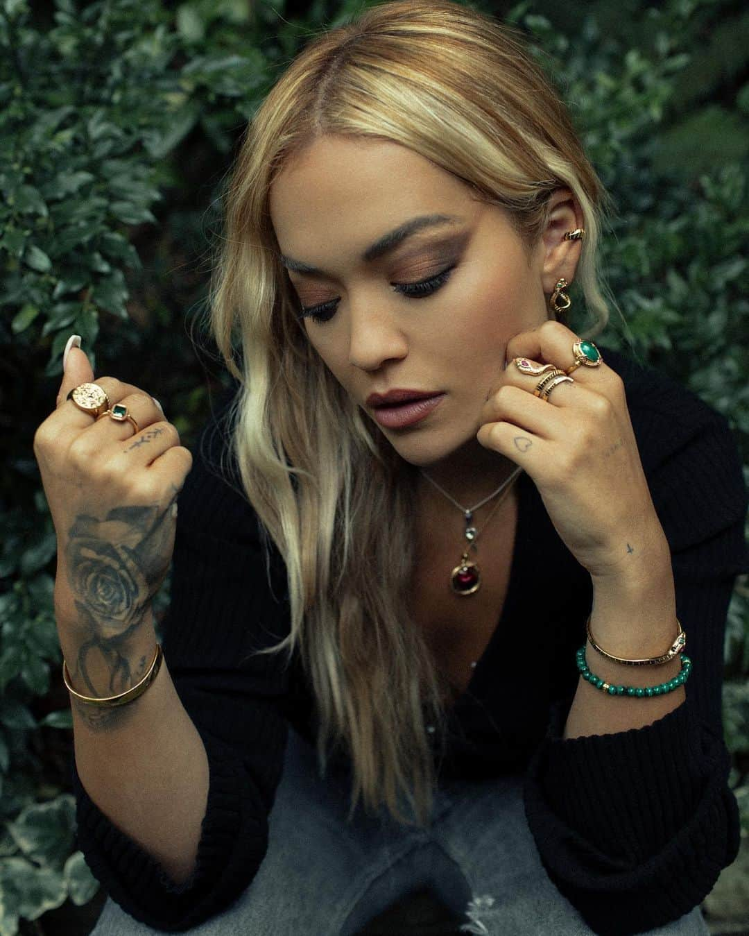 リタ・オラさんのインスタグラム写真 - (リタ・オラInstagram)「Something special 🌿🍃 I looove the new Thomas Sabo Magic Garden Snake Collection 🐍🥰 ✨  @thomassabo #magicbyTS #thomassabo #ad 📸: @ronanpark」9月7日 2時00分 - ritaora