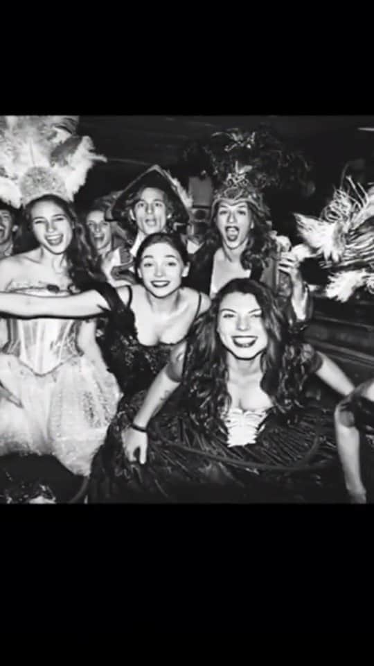 マリオ・テスティーノのインスタグラム：「In the mood for a carnival.The Arrivabene girls for Ciao! Go to the link in bio for my new publication, 'Ciao', an ode to Italy 🇮🇹 _ Con ánimo de carnaval ¡Las chicas Arrivabene para Ciao!  Descubre en link en bio de mi nueva publicación, 'Ciao', una oda a Italia 🇮🇹  #CiaoMarioTestino #VeniceCarnival #CandeSalles @lolaarrivabene @veraarrivabene @mafaldaarrivabene @ricardofromportugal @edgardoaquazzura @lawrencevh @madi.v.m @mapurinegri @virgiderenzis」