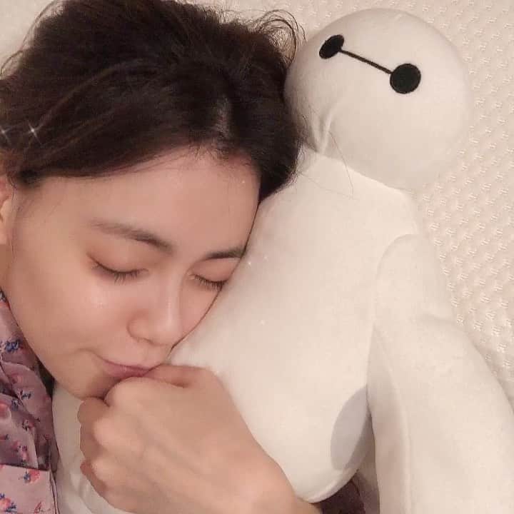 のインスタグラム：「♡ ダメだ、もう限界....zzzz ・ べいの腕枕で寝るのだ。 ・ ・ #1日1大好き #優美 #ゆうみ #me #昭和感 #大好き #ダイスキ #daisuki #love #❤️ #ベイマックス」