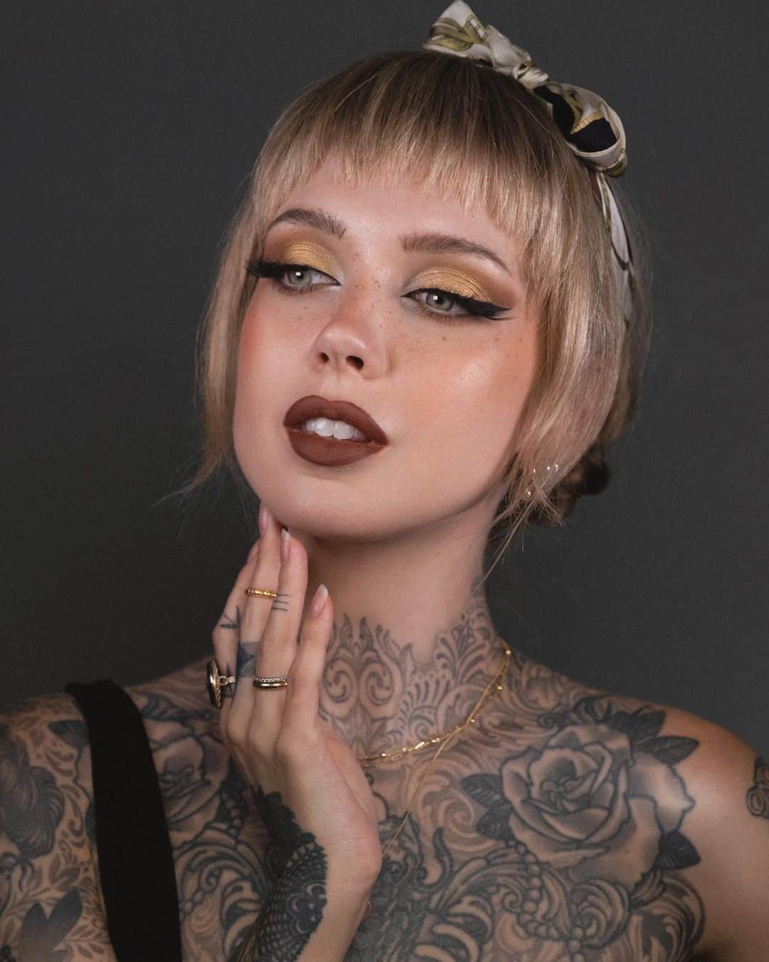 サラ・Xのインスタグラム：「Will I ever stop touching my face in photos? Stay tuned to find out! (seriously though does anyone else do this or is it just me)  Products used, all gifted:  EYES @urbandecaycosmetics Naked Honey & @kvdveganbeauty Shade & Light palettes @surratt liquid liner @blackmooncosmetics lashes  FACE @lauramercier Flawless Lumiere foundation @trueluscious Lucky Glow palette @meltcosmetics Raw Honey blush @freck faux freckles @maybelline Instant Age Rewind concealer  LIPS #kvdveganbeauty Everlasting Lip Liner in Hawkwind @hudabeauty matte lipstick in First Kiss  #fallmakeup #glammakeup #glammakeuplook #goldeyeshadow #meltcosmetics #urbandecaycosmetics #wingedliner」