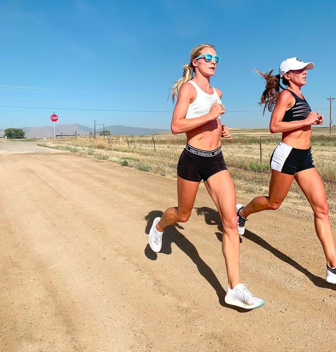 エマ・コバーンさんのインスタグラム写真 - (エマ・コバーンInstagram)「Back at it 🤟🏻 hey @corymcgeeruns 👋🏻 #teamNB #teamboss #sundaylongrun」9月7日 2時27分 - emmacoburn