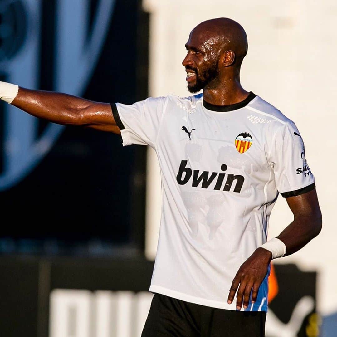 のインスタグラム：「Another week of work done ✅  Last one before the return of @laliga 🇪🇸  We are focus 👊🏿🦇 #Amunt #ValenciaCF #M4NG4L4」
