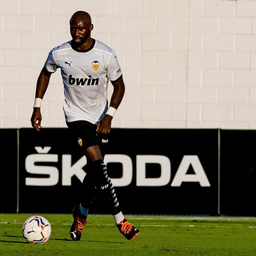 のインスタグラム：「Another week of work done ✅  Last one before the return of @laliga 🇪🇸  We are focus 👊🏿🦇 #Amunt #ValenciaCF #M4NG4L4」