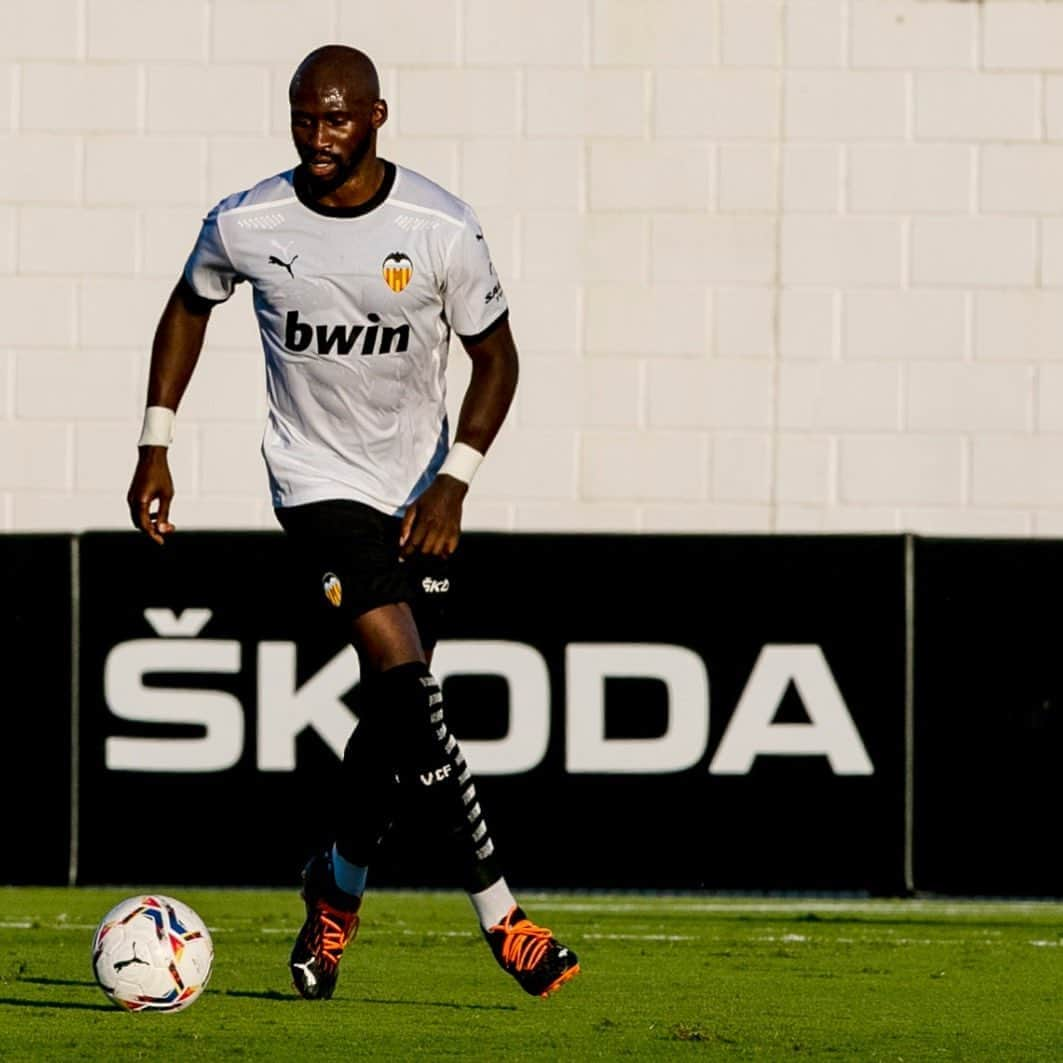 エリアカン・マンガラさんのインスタグラム写真 - (エリアカン・マンガラInstagram)「Another week of work done ✅  Last one before the return of @laliga 🇪🇸  We are focus 👊🏿🦇 #Amunt #ValenciaCF #M4NG4L4」9月7日 2時36分 - eliamangala