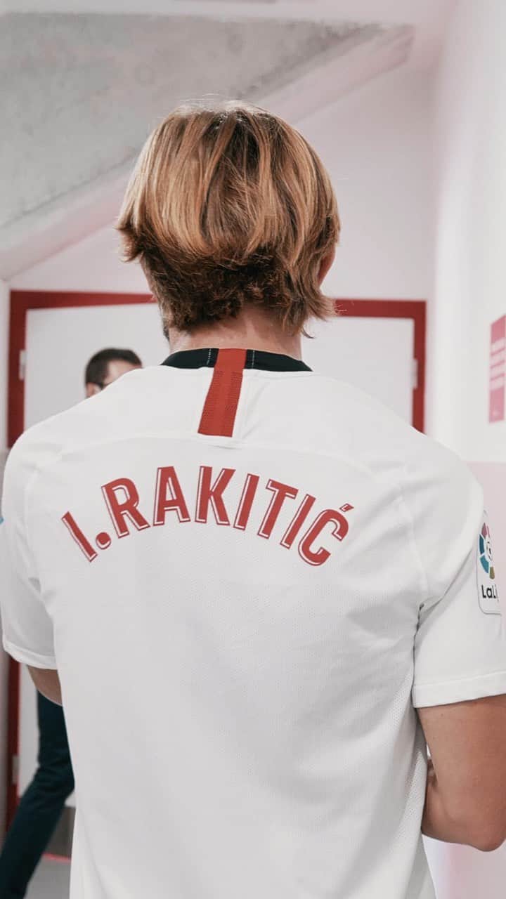 イヴァン・ラキティッチのインスタグラム：「Go behind the scene of my transfer to @sevillafc ! From the farewell ceremony in Barcelona to the presentation at Ciudad Deportiva Ramon Cisnero Palcios. Don’t miss anything! #ivanrakitic —  Descubre imágenes exclusivas de mi fichaje por el @sevillafc! Desde la ceremonia de despedida en Barcelona hasta la presentación en la Ciudad Deportiva Ramon Cisnero Palcios. ¡No te pierdas nada!   // 🎥 @jackbgst」