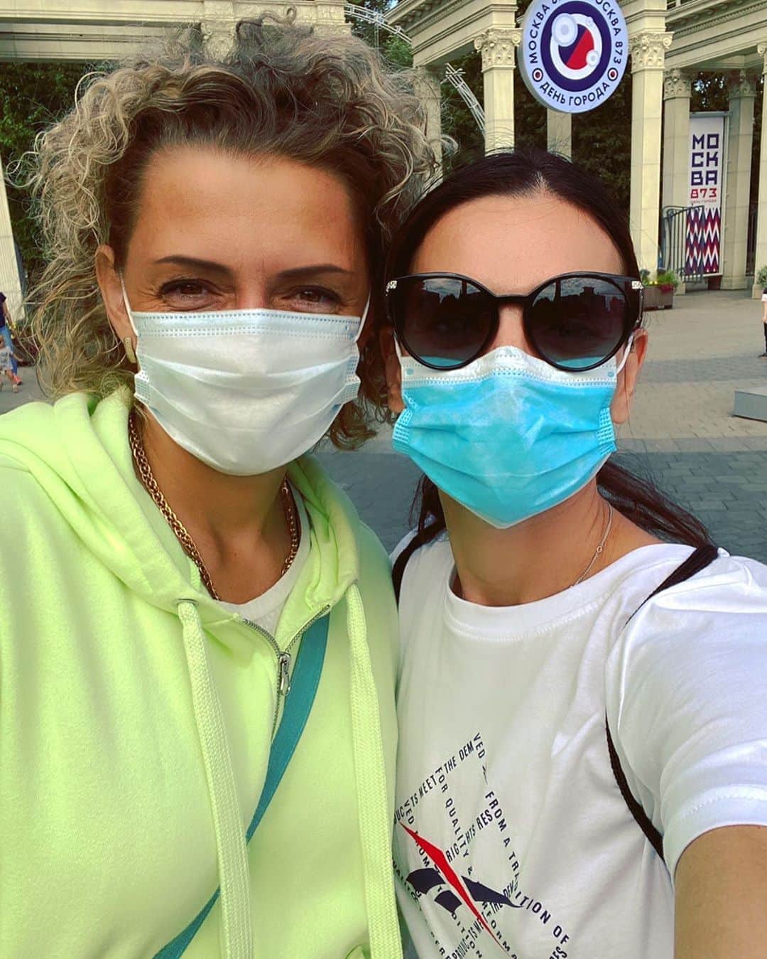 エレーナ・イシンバエワのインスタグラム：「Вот так мы гуляли по праздничной Москве с @kuptsovamg. 😏 Наши встречи редки, но метки! 🤩 ⠀ С праздником МОСКВА!❤️ ⠀ This is how we walked around festive Moscow with @kuptsovamg 😏 Our meetings are rare, but the label! 🤩 ⠀ Happy holiday MOSCOW!❤i」