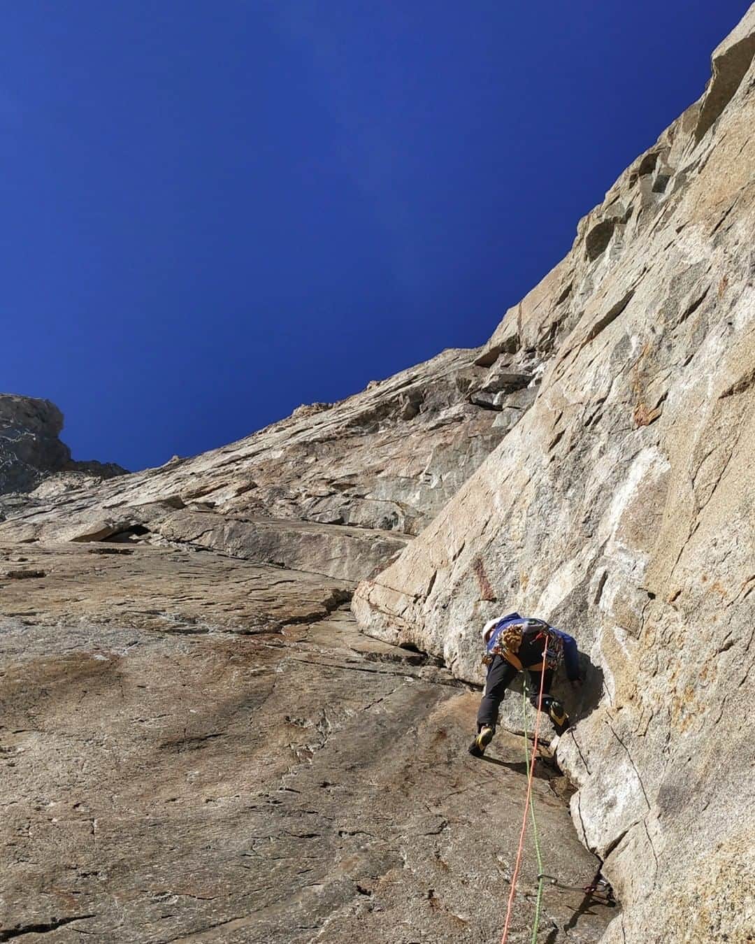 ミレーのインスタグラム：「"The Spicy week part 1". We already showed you some contents from @symon9v's latest ascents but actually didn't take the time to tell you the story of a unique week for our french climber.  This week started with a call from @charles_dubouloz telling Symon that the Grandes Jorasses were worth a go due to very good conditions. It ended up with the two mates freeclimbing Manitua (7C, 1100m) in one push! This was probably the first free ascent of this pitch!  #MilletRiseUp」