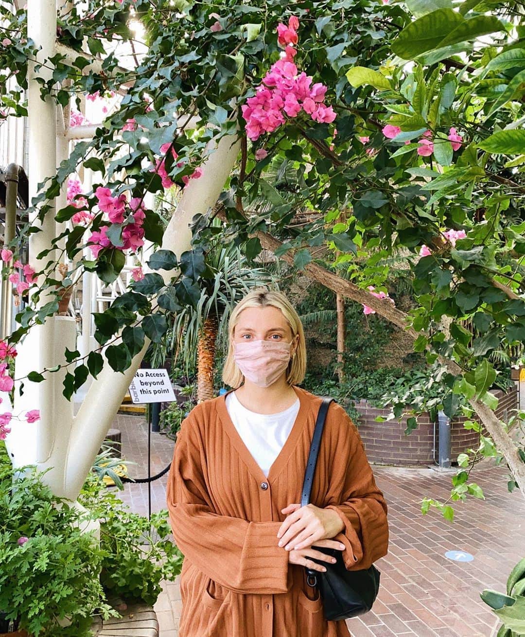 Estée Lalondeのインスタグラム：「Went to see how the plants were doin’ 🌱」