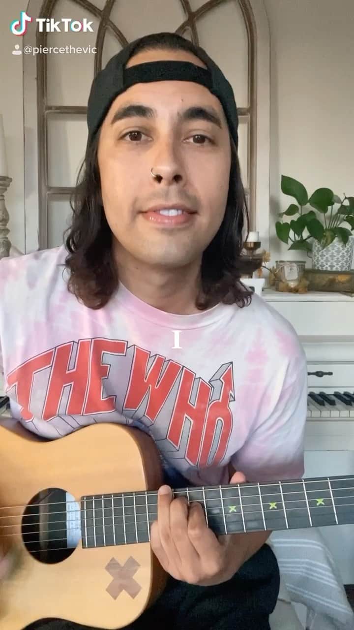 ヴィック・フエンテスのインスタグラム：「Sending love to anyone who needs it out there today ❤️」