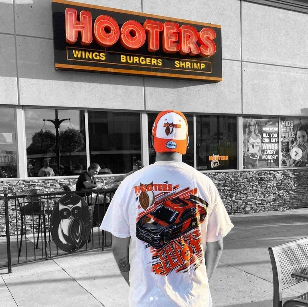 Hootersさんのインスタグラム写真 - (HootersInstagram)「Let’s race. Let’s eat. Let’s drink. Because the playoffs are here!  📸: @mehic92  Cheer on @chaseelliott9 with the Race Day Special — Fried Pickles and a pitcher of domestic beer or Mountain Dew for just $15!   Ordering pickup or delivery? Use code ONTHEFLY20 for 20% off $30+ orders or code ONTHEFLY25 for 25% off $50+ orders on HootersToGo.com or our app.   *Valid at participating locations only. Cannot be combined with other offers.」9月7日 3時00分 - hooters