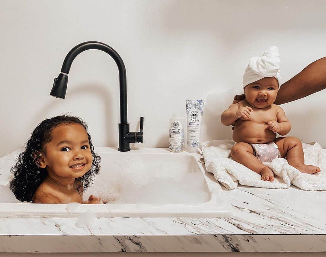 The Honest Companyさんのインスタグラム写真 - (The Honest CompanyInstagram)「Wind down from playtime to bedtime with our Truly Calming Bathtime Routine 🛀⁣ ⁣ Drop a 💜 in the comments if you love a lavender bathtime moment 👇 #HonestCompany #HonestAmbassador #ThatsHonest 📸: @homeoftheharveys⁣」9月7日 3時11分 - honest