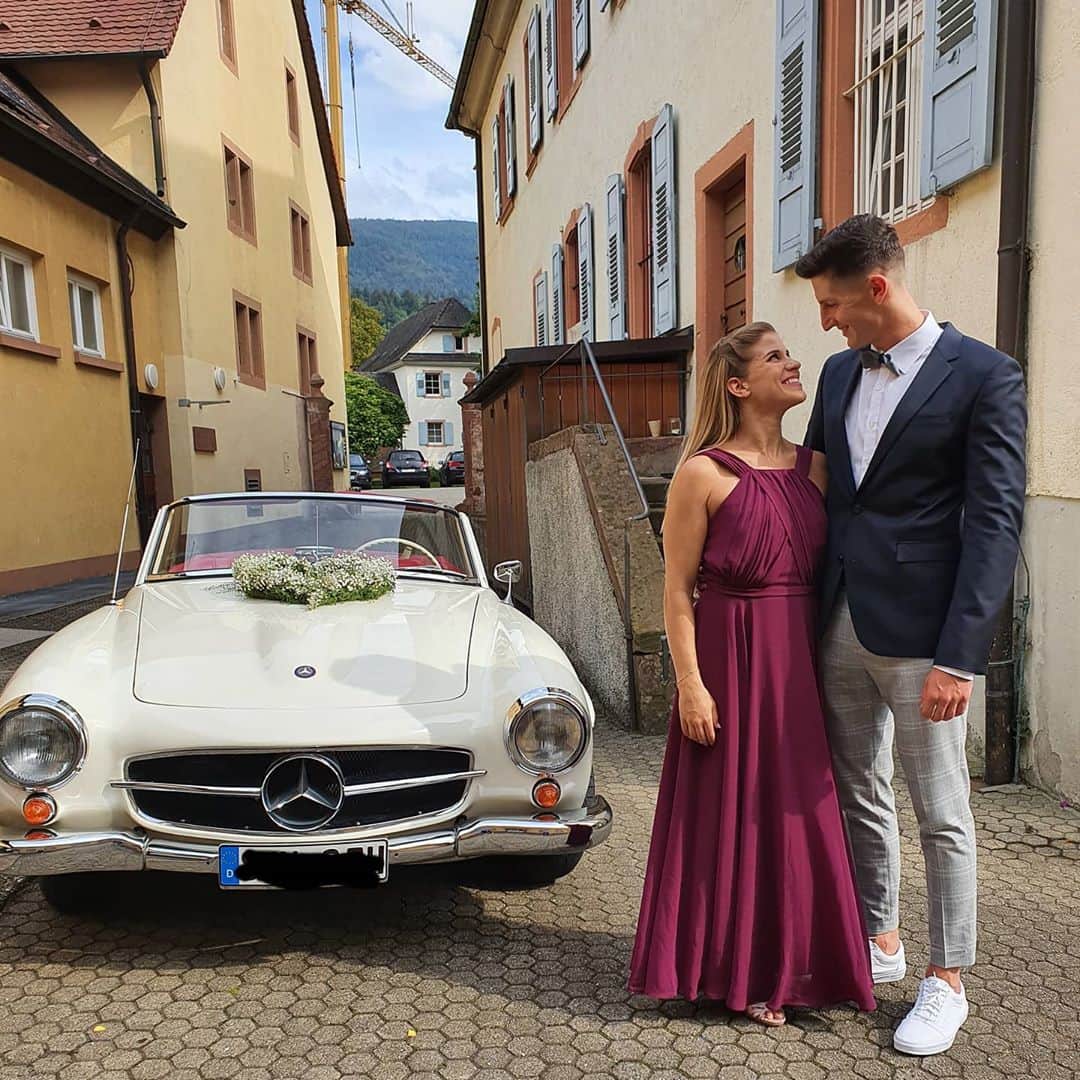 エリザベト・ザイツのインスタグラム：「We suit up for my brother's wedding 🤩  #love #dress #boyfriend #weddingday #brother」